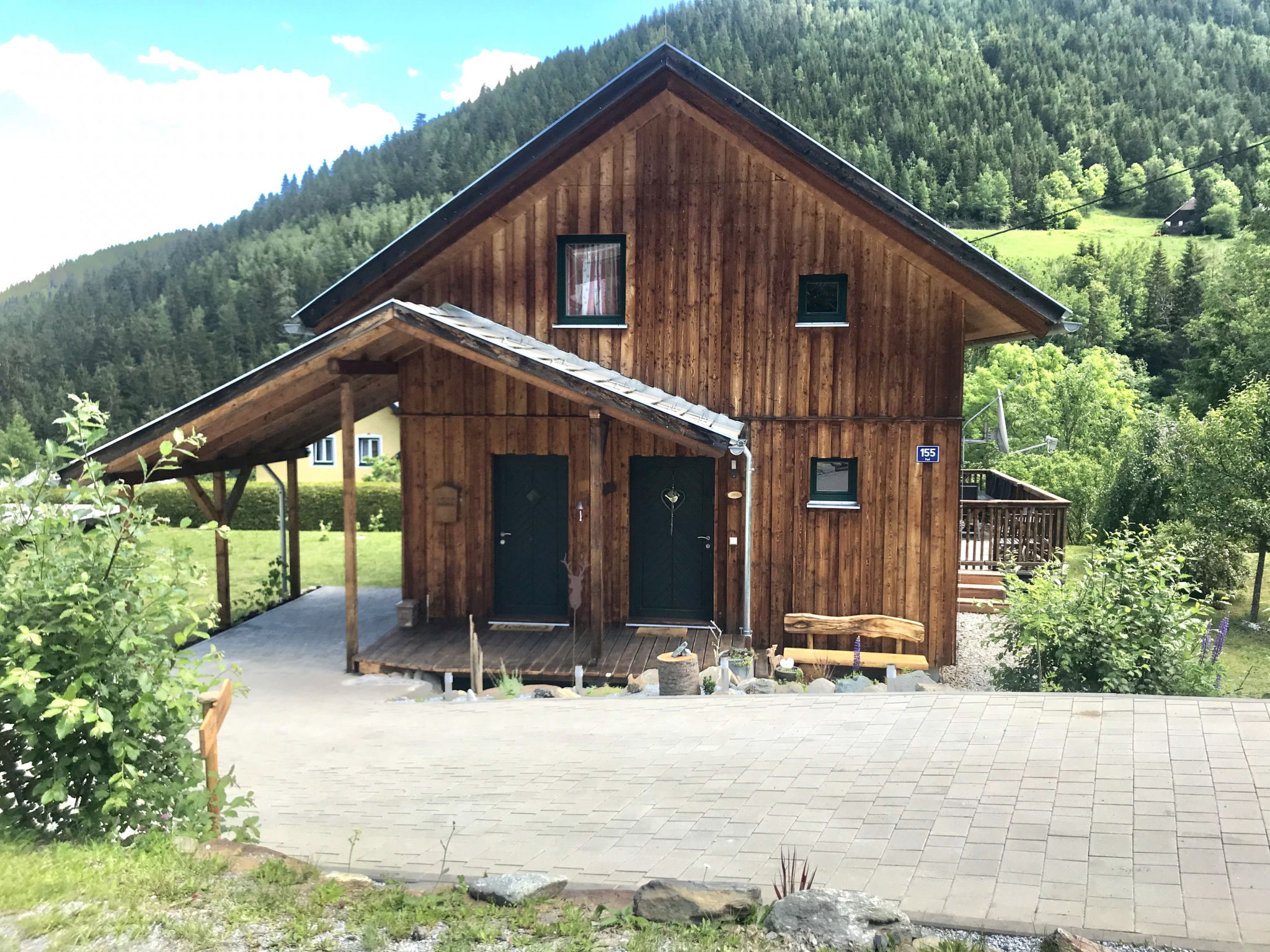 "  160 mit 3 Schlafzimmern für 8 Personen", chalet 4-kamers 100 m2. Licht, gedeeltelijk afgeschuinde daken, met veel hout ingericht: woon-/eetkamer met eettafel en Sat-TV (Flatscreen TV). Uitgang naa..