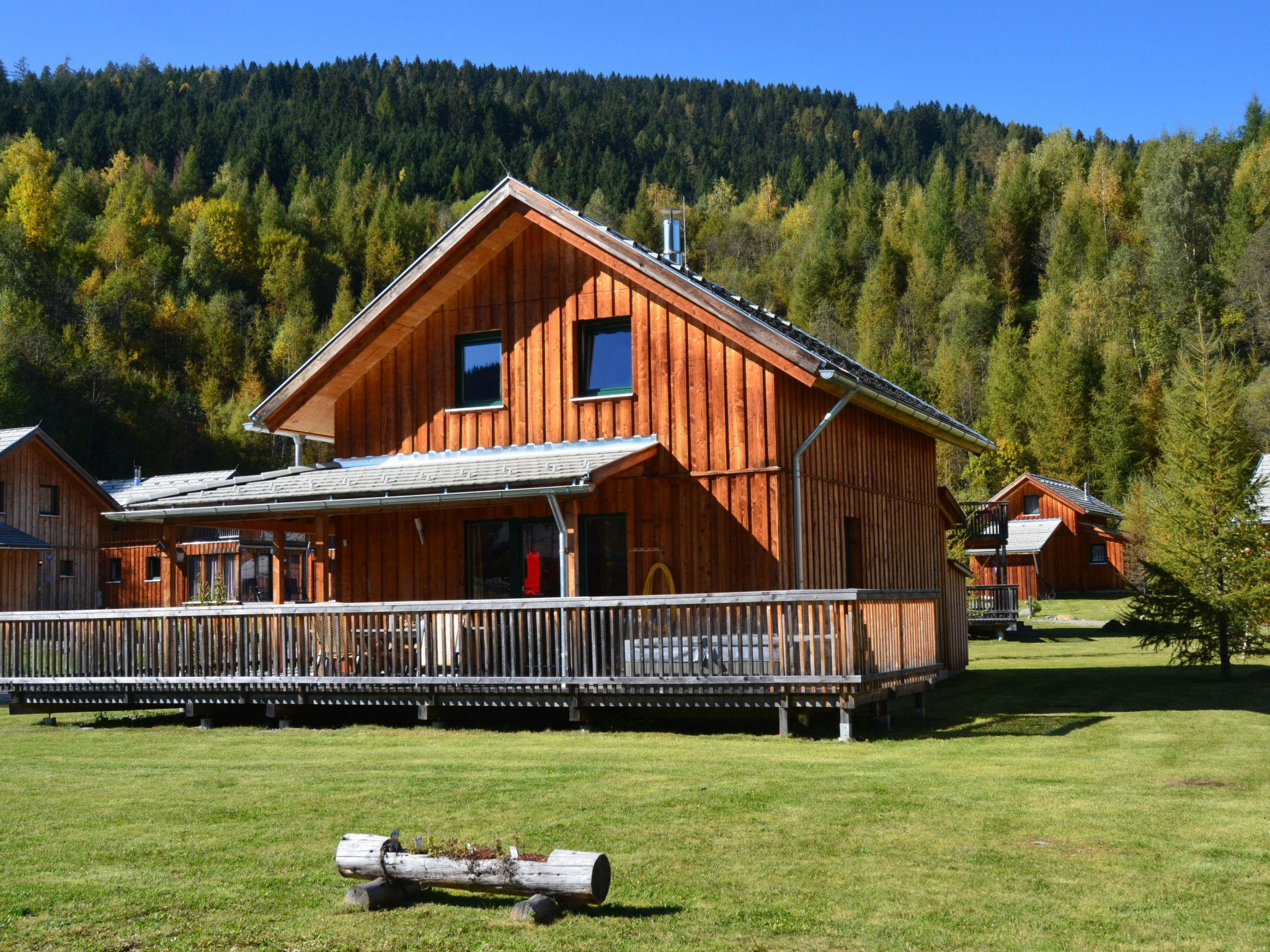 "  139 mit 4 Schlafzimmern & Sprudelbad", chalet 5-kamers 100 m2. Licht, gedeeltelijk afgeschuinde daken, met veel hout ingericht: open woon-/eetkamer met eettafel en Sat-TV (Flatscreen TV). 3 2-pers...