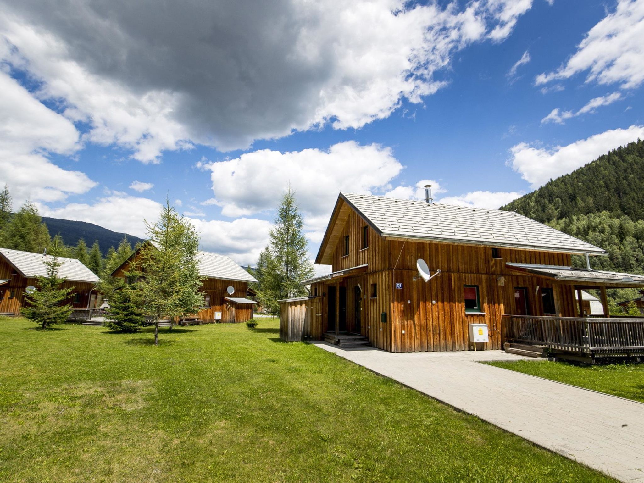 "  140 mit 4 Schlafzimmern & Sauna", chalet 5-kamers 100 m2. Licht, gedeeltelijk afgeschuinde daken, met veel hout ingericht: woon-/eetkamer met eettafel, Sat-TV en Flatscreen TV. 2 2-pers. kamers. 1 ..