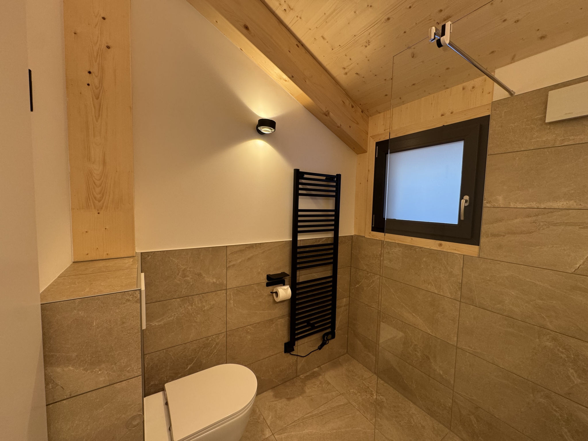 02_NTH052_18c_Sup Chalet mit Sauna und Hot Tub 2 E - Drinnen