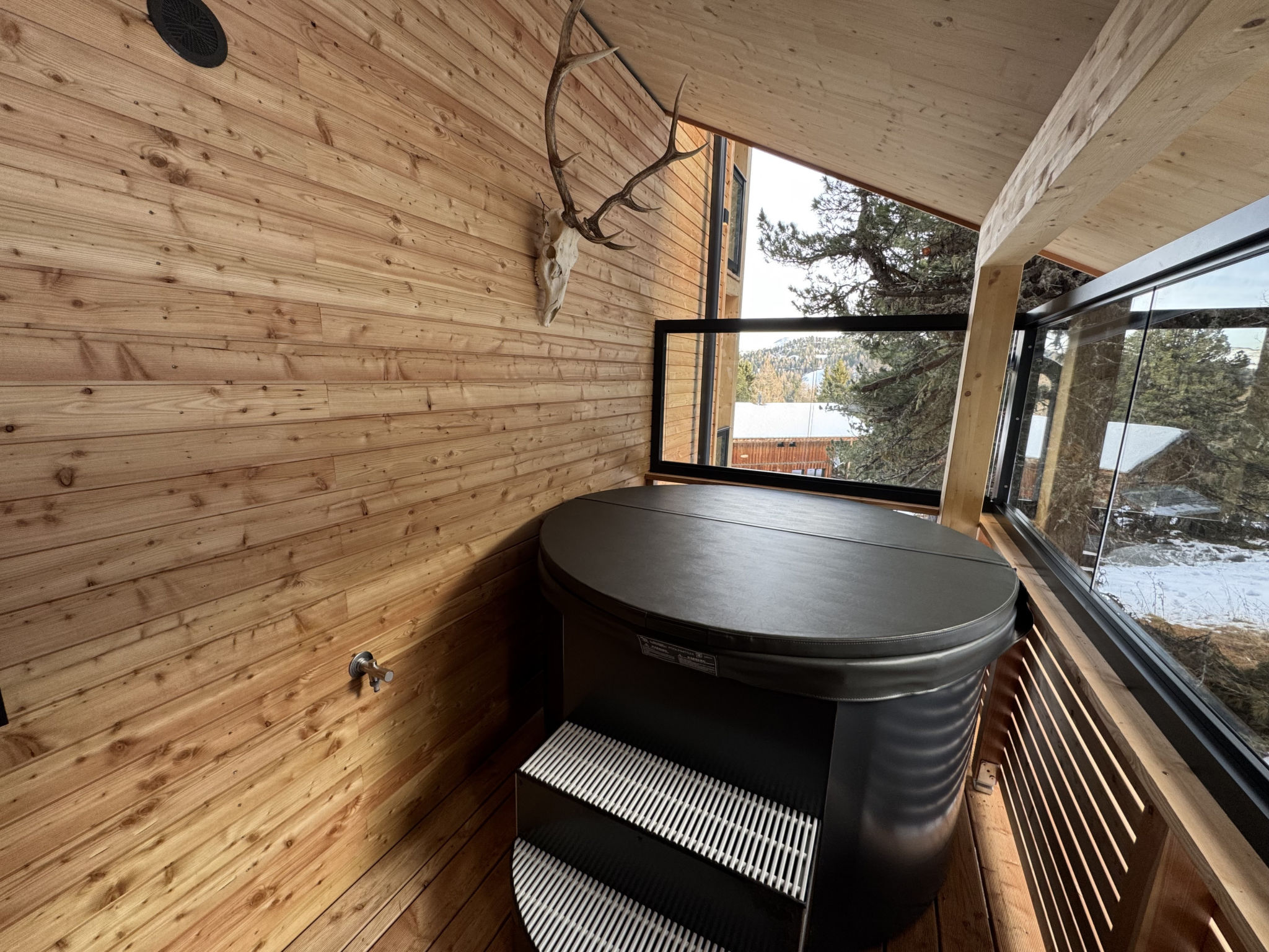 02_Nth051_18b_Sup Chalet mit Sauna und Hot Tub 2 E - Draußen