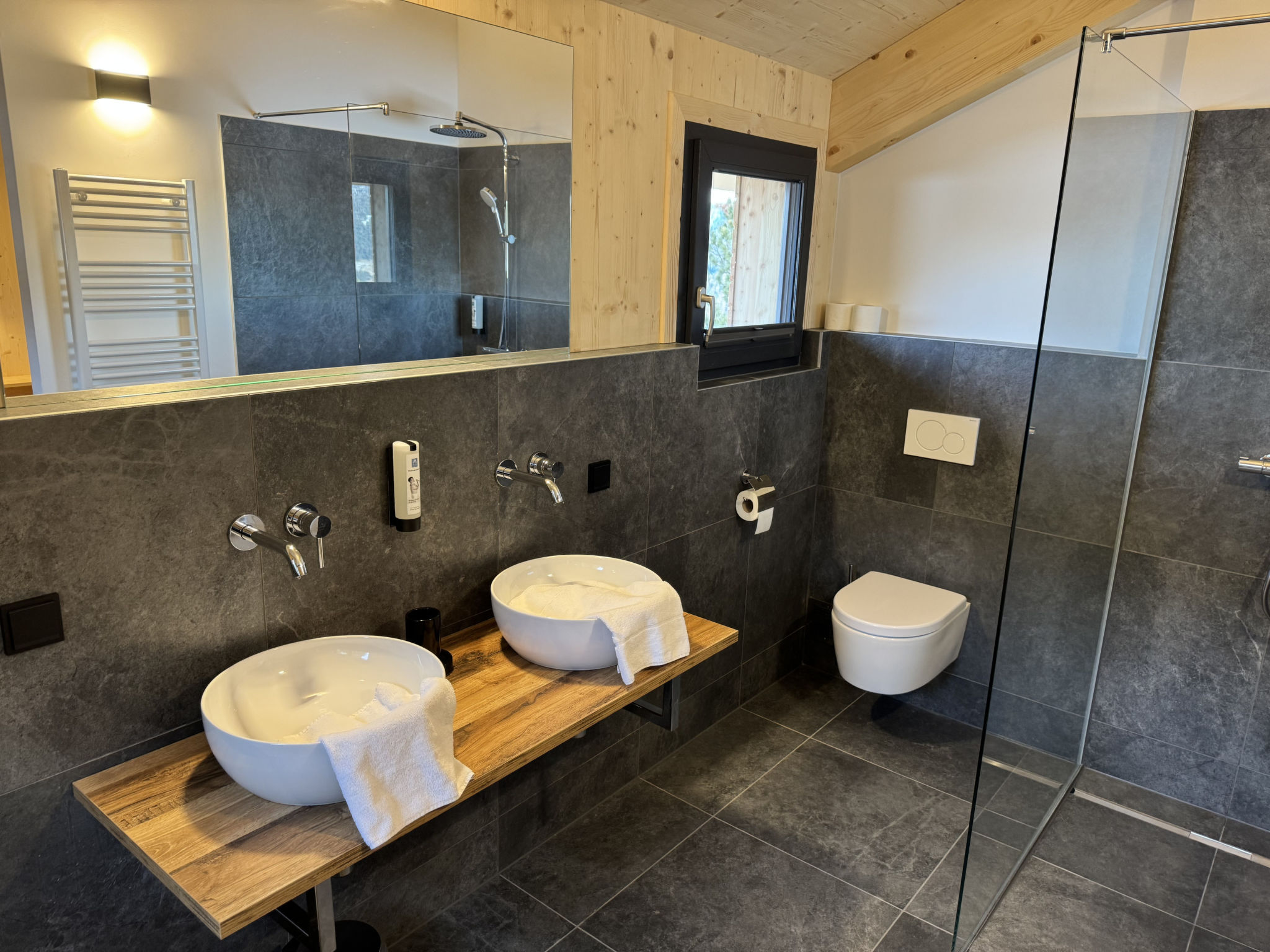 02_Nth051_18b_Sup Chalet mit Sauna und Hot Tub 2 E - Drinnen