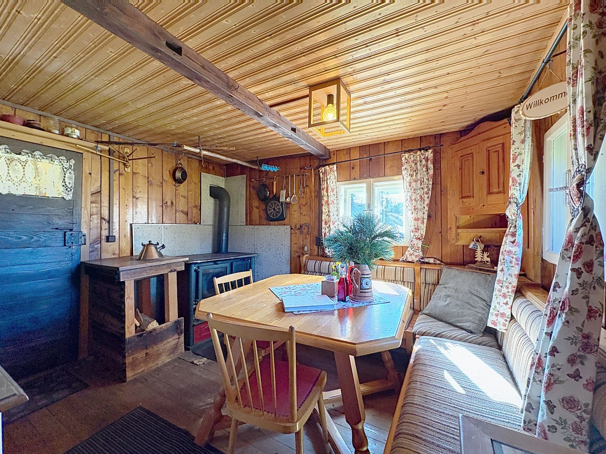 Schneehitzalmhütte - Drinnen