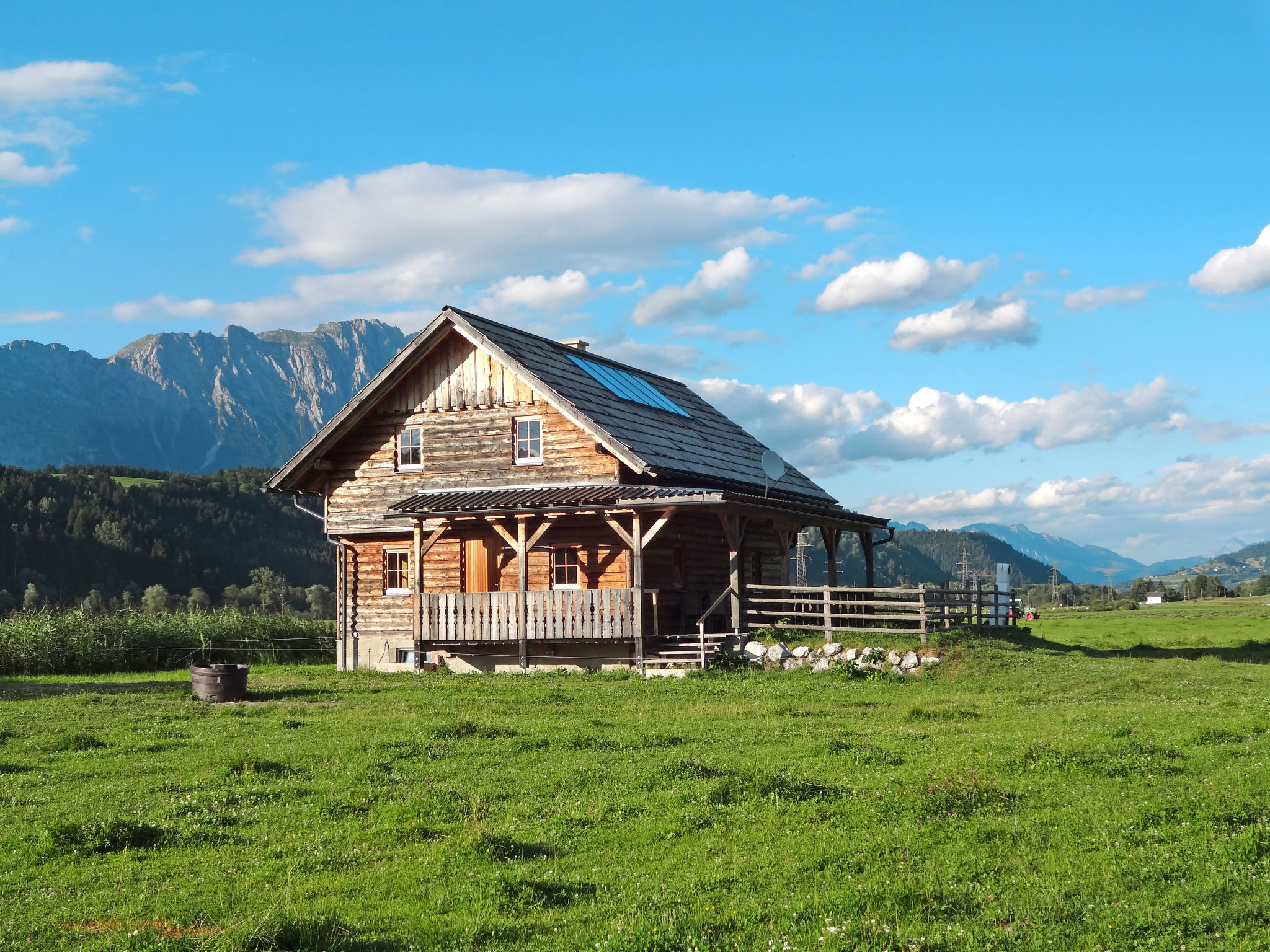 "Steiners Blockhütte", huis 6-kamers 160 m2 op 2 verdiepingen. Gezellig en met veel hout ingericht: groot woon-/eetkamer met zwedenkachel, eettafel en eethoek. Woon-/slaapkamer met 1 2-pers divanbed,..