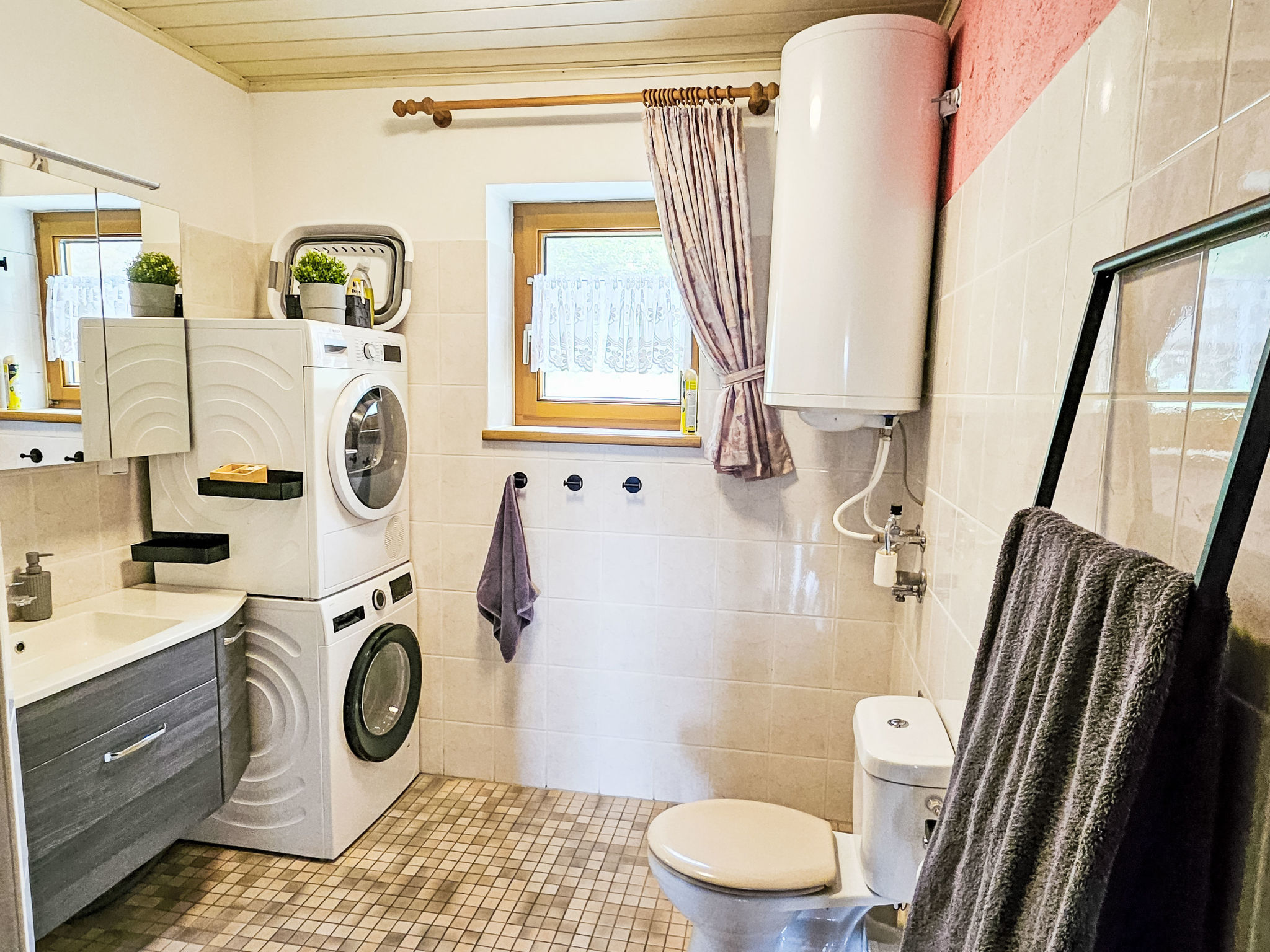 The Red Apartment - Binnen