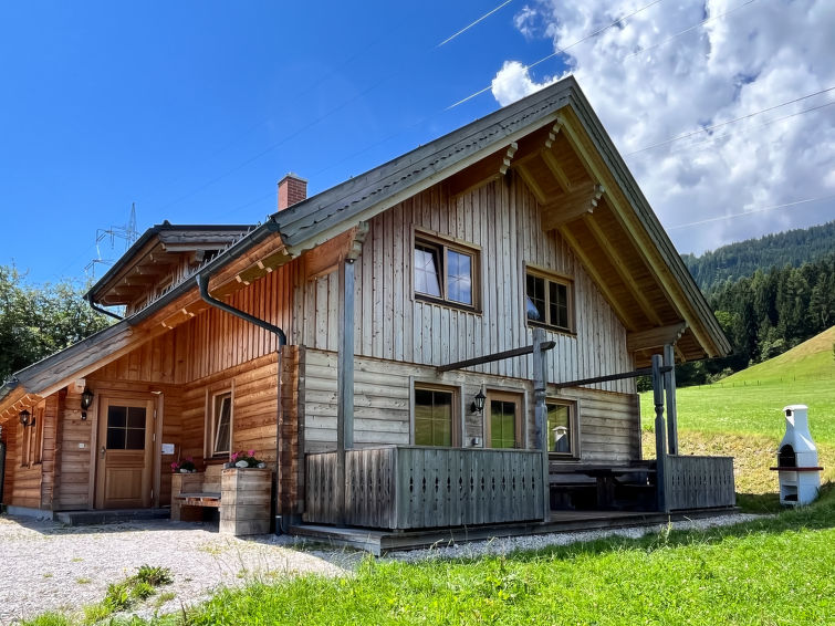 "Grimmingblickhütte (GBM301)", 7-Zimmer-Haus 205 m2 auf 2 Stockwerken. Geräumig, sehr stilvoll und mit viel Holz eingerichtet: grosses Wohn-/Esszimmer mit Schwedenofen, Esstisch, Essecke, Bar und Sa..