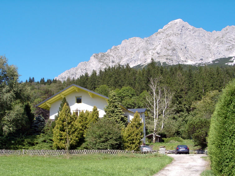 "Ferienhaus Viola (OBL130)", 7-Zimmer-Haus 300 m2 auf 3 Stockwerken. Geräumig, renoviert im Jahre 2017, modern und stilvoll eingerichtet: Wohnzimmer mit Sat-TV und Kachelofen. Ausgang zur Terrasse. E..