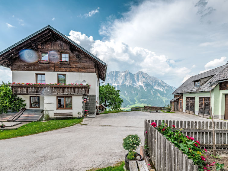 "Ferienwohnung Grimmingblick", appartement 4-kamers 85 m2 op de 2e verdieping. Afgeschuinde daken, gezellig ingericht: woon-/eetkamer met eethoek, Sat-TV en internationale TV-zenders (Flatscreen TV). ..