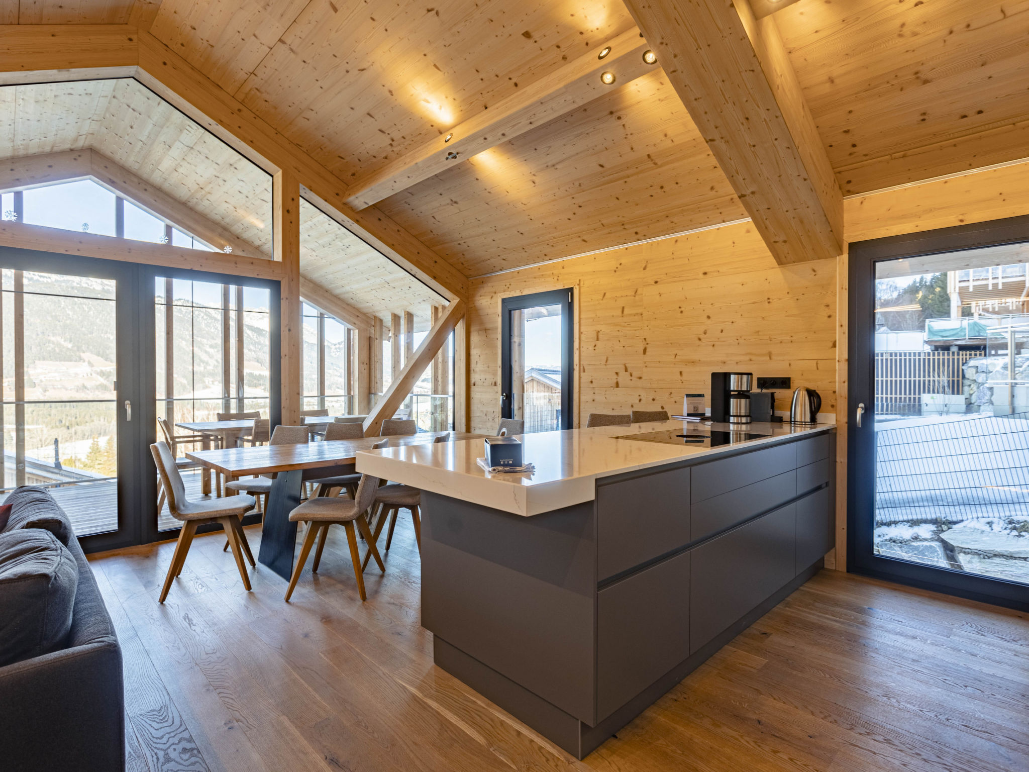 "Premium mit 3 SZ,Sauna&Aussenbadewanne", chalet 4-kamers 100 m2 op 2 verdiepingen. Licht, comfortabel en luxueus ingericht: 1 2-pers. kamer met douche/WC. 1 2-pers. kamer. 1 2-pers. kamer met 1 x 2 s..