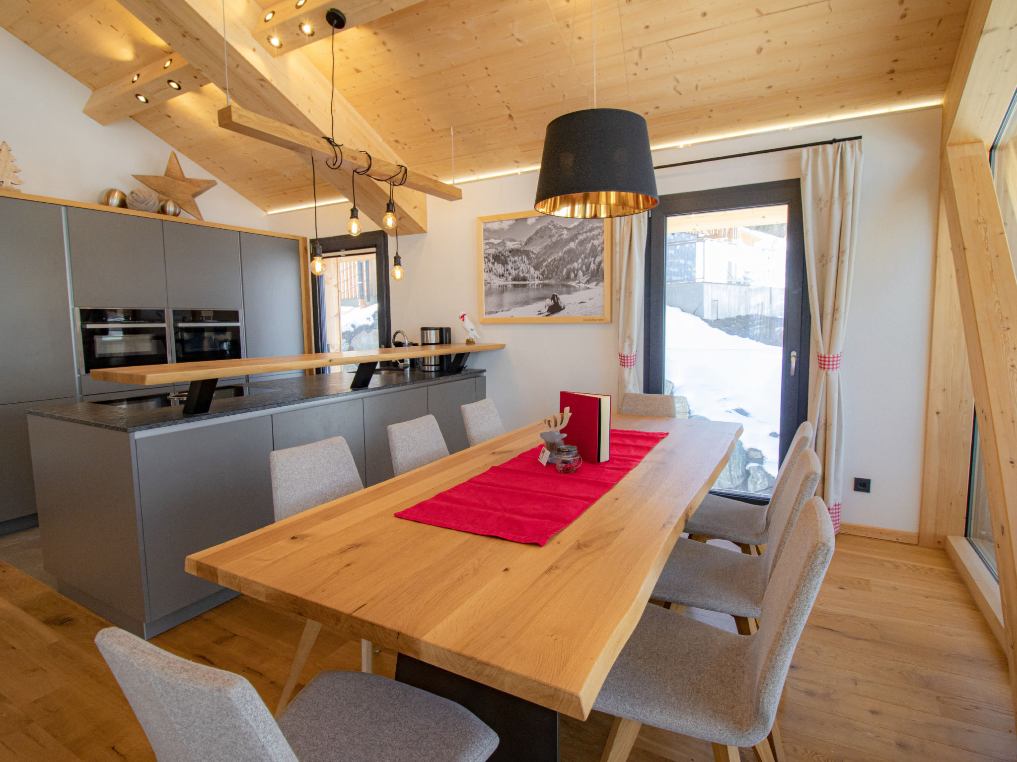 "Premium mit Sauna & Außenbadewanne", appartement 3-kamers 65 m2. Licht, comfortabel en smaakvol ingericht: 1 2-pers. kamer met douche/WC. 1 2-pers. kamer. Woon-/eetkamer met eettafel, Sat-TV en Flat..