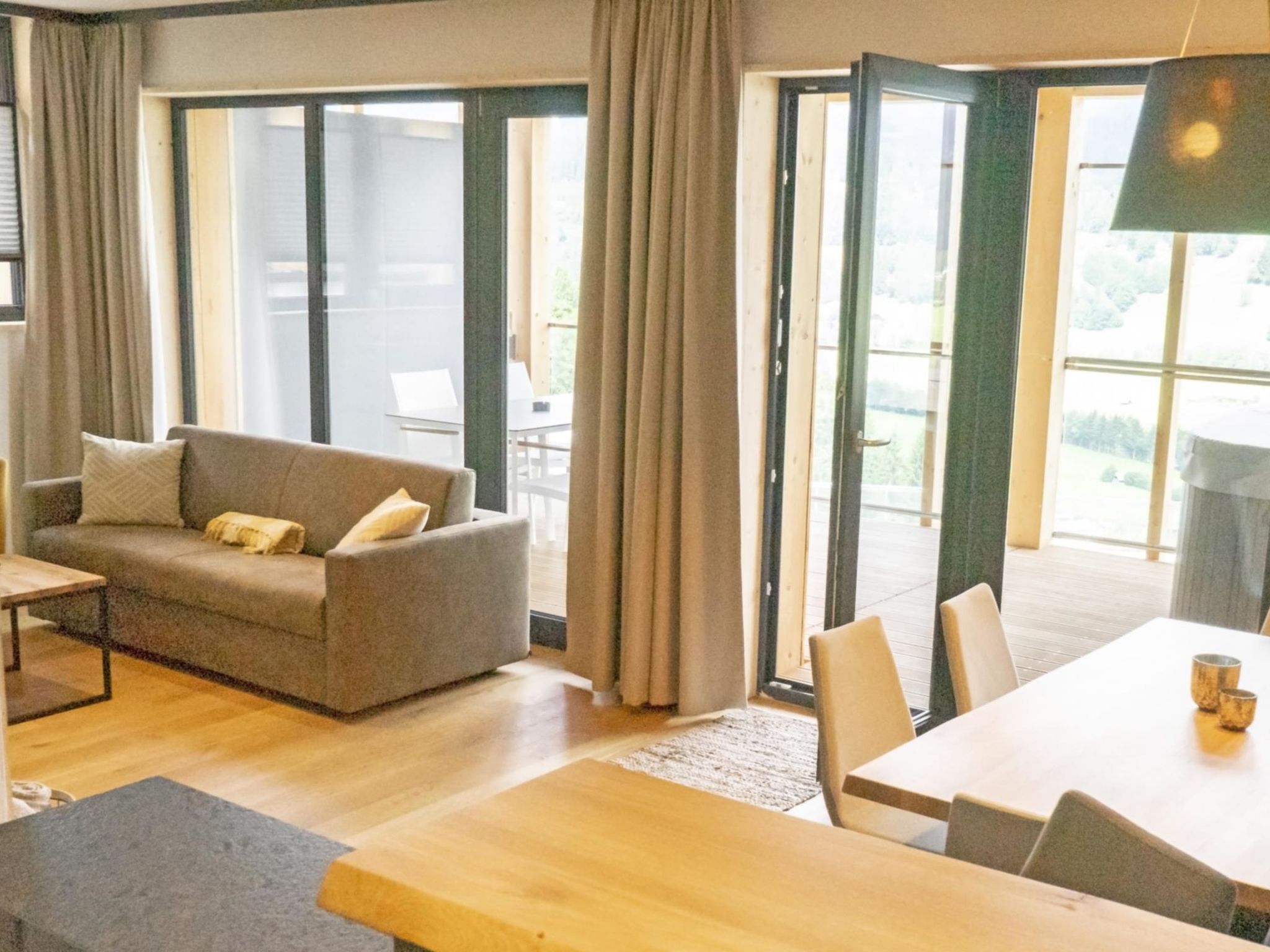 "Superior mit Sauna & Außenbadewanne", appartement 3-kamers 65 m2. Licht, comfortabel en luxueus ingericht: woon-/eetkamer met eethoek, Sat-TV en Flatscreen TV. 1 2-pers. kamer. 1 2-pers. kamer met d..