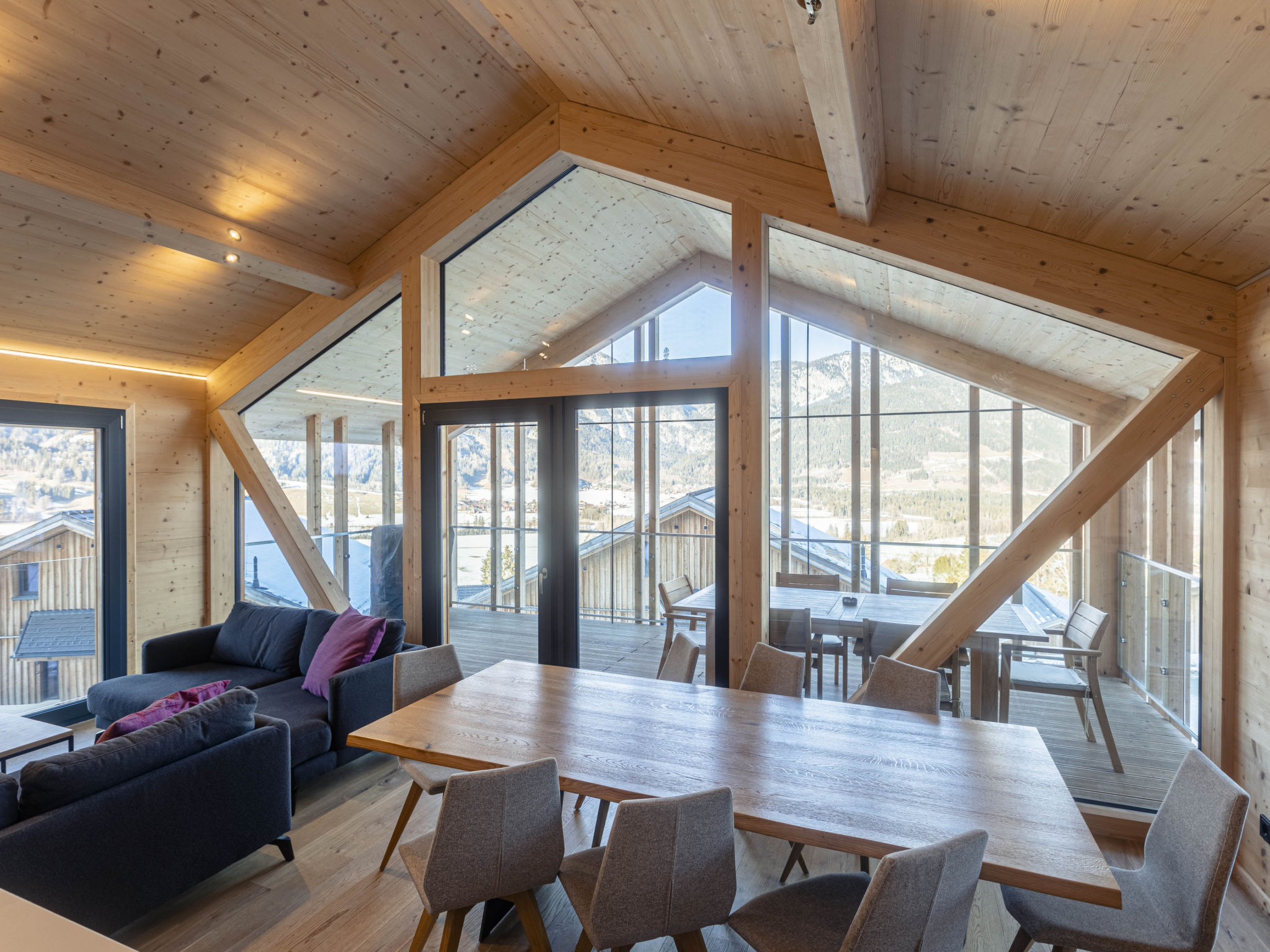 "Superior 3 SZ Sauna & Aussenbadewanne", chalet 4-kamers 100 m2. Comfortabel en luxueus ingericht: groot woon-/eetkamer met eethoek, Sat-TV en Flatscreen TV. 2 2-pers. kamers. 1 2-pers. kamer met 1 x ..
