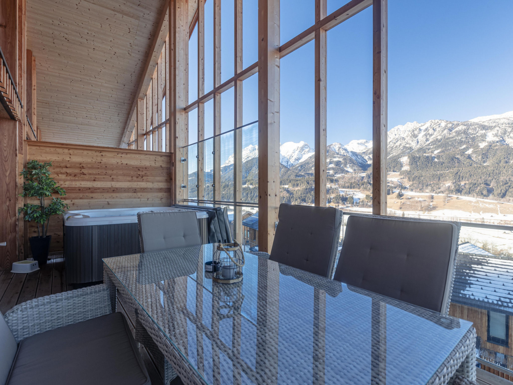 "Superior Galerie,Sauna&Außenbadewanne", appartement 3-kamers 95 m2 op 2 verdiepingen. Licht, comfortabel en luxueus ingericht: woon-/eetkamer met eethoek, Sat-TV en Flatscreen TV. 1 2-pers. kamer. 1..