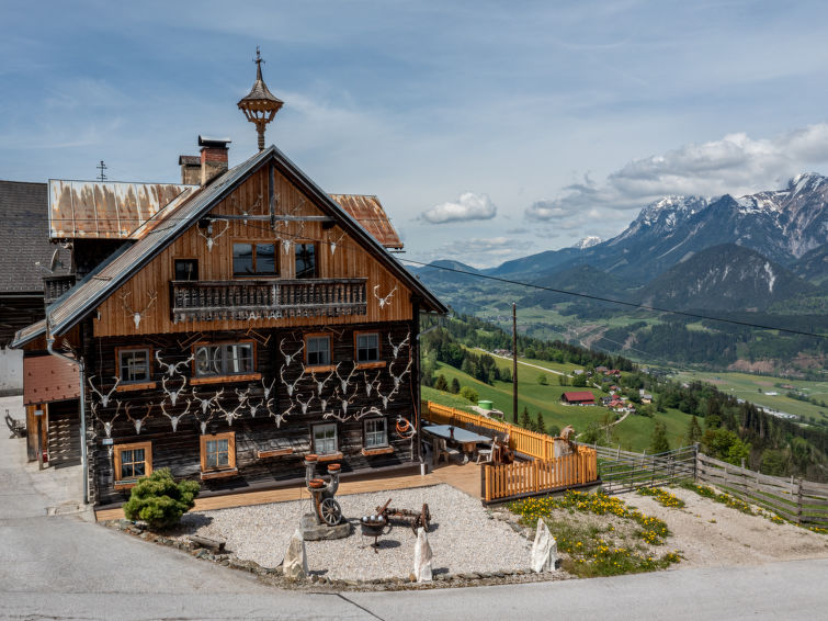 "Kollerhof (HAE120)", 7-Zimmer-Wohnung 160 m2 auf 2 Stockwerken, im Obergeschoss. Teilweise abgeschrägt, rustikal und mit viel Holz eingerichtet: Obergeschoss: Wohnzimmer mit offenem Kamin (nur Deko)..