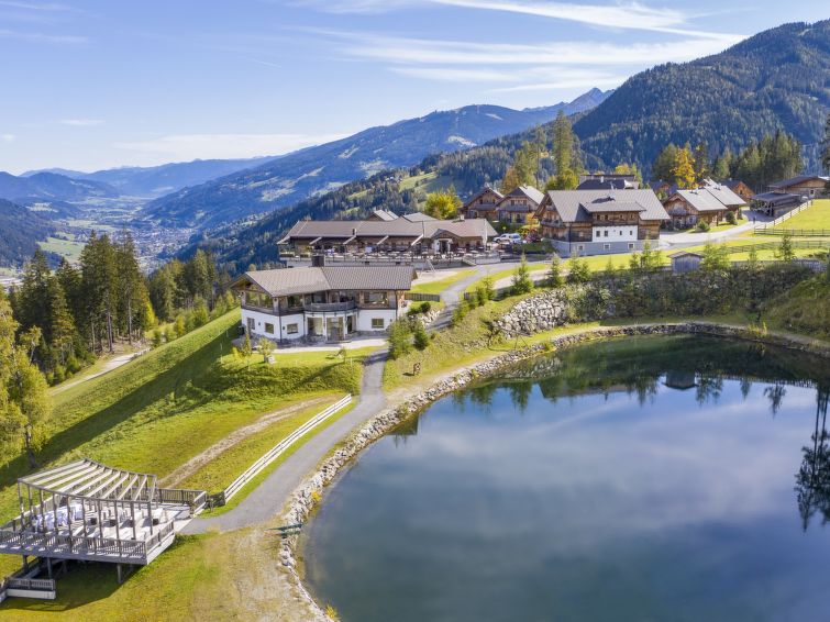 "Wilderer", 5-Zimmer-Chalet 140 m2 auf 3 Stockwerken. Hell, rustikal und gemütlich eingerichtet: Eingang. Grosses Wohnzimmer mit Kachelofen. Offene Küche (Backofen, Geschirrspüler, 4 Glaskeramikher..