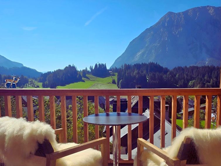 "Mountain Suite A10", appartement 2-kamers 50 m2, op de bovenste verdieping. Licht, gedeeltelijk afgeschuinde daken, zeer comfortabel ingericht: woon-/slaapkamer met 1 2-pers divanbed, eettafel, Sat-T..