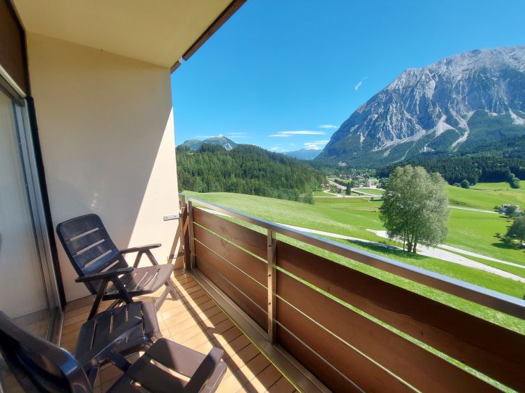 "Salzkammergut", 1-room apartment 30 m2 on 1st floor. Object suitable for 2 adults + 1 child. Renovated in 2021, modern furnishings: living/sleeping room with 1 sofabed, 1 double bed, dining table, ba..