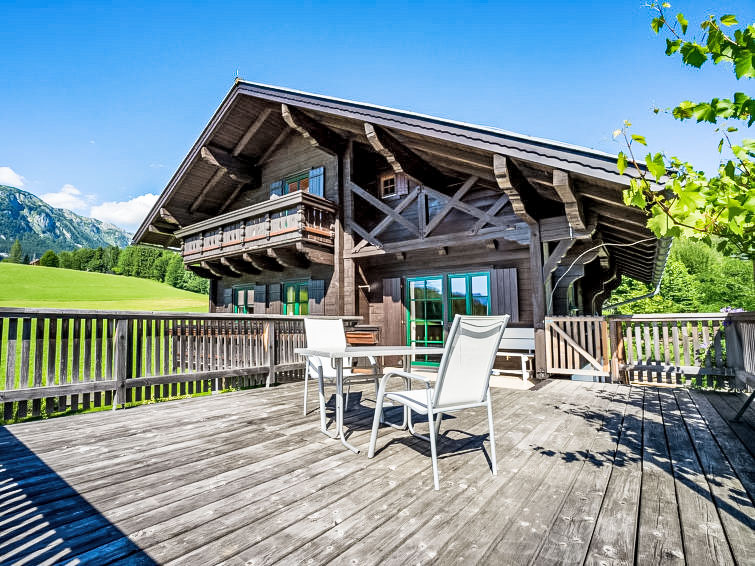 6-Zimmer-Chalet 160 m2. Geräumig, teilweise abgeschrägt, komfortabel und stilvoll eingerichtet: Esszimmer mit Essecke, Kabel-TV und Kachelofen. Ausgang zur Terrasse. Wohnzimmer. Offene Küche (Backo..