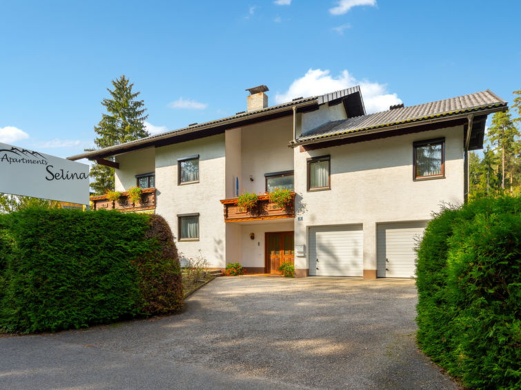 "Georgiberg", appartement 3-kamers 65 m2, op de begane grond. Ruim, comfortabel en smaakvol ingericht: hal. 1 2-pers. kamer met Sat-TV. Uitgang naar het terras. 1 2-pers. kamer. Woonkeuken (oven, afwa..