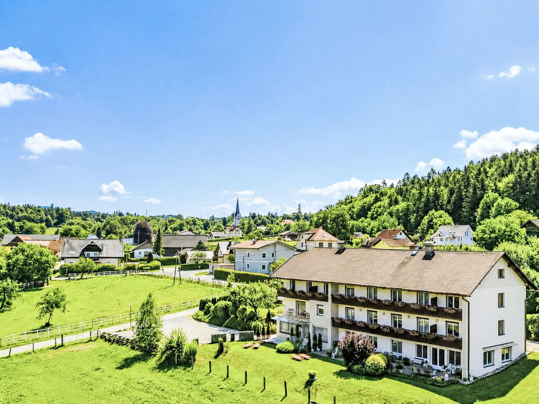 Op 1,0 km van het meer: Ruim appartement Sonnenblume in Velden in Velden am Wörthersee