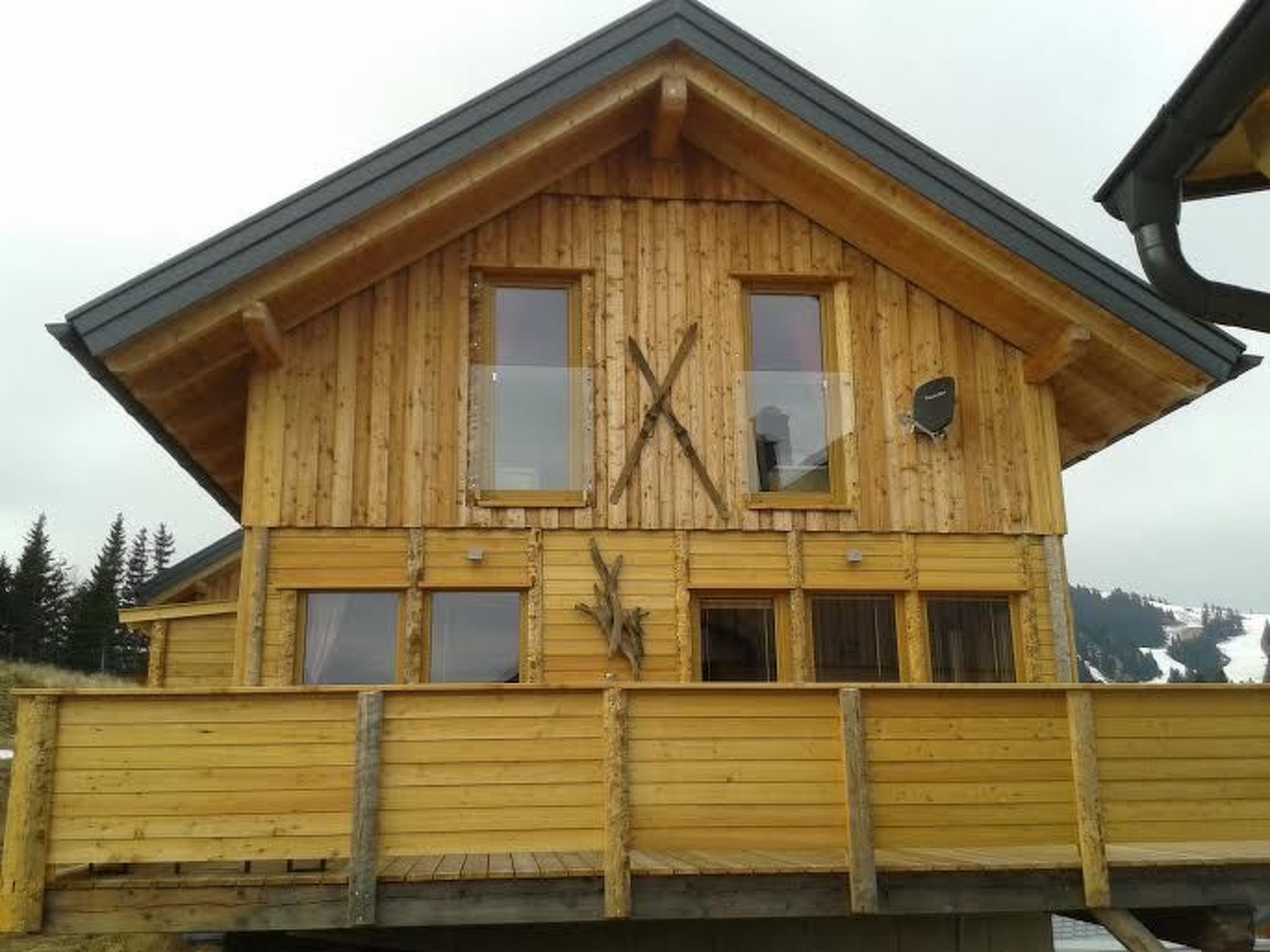 Gemütliche Bergehütte für acht Personen mit Outdoor-Badefass und Sauna - Buiten