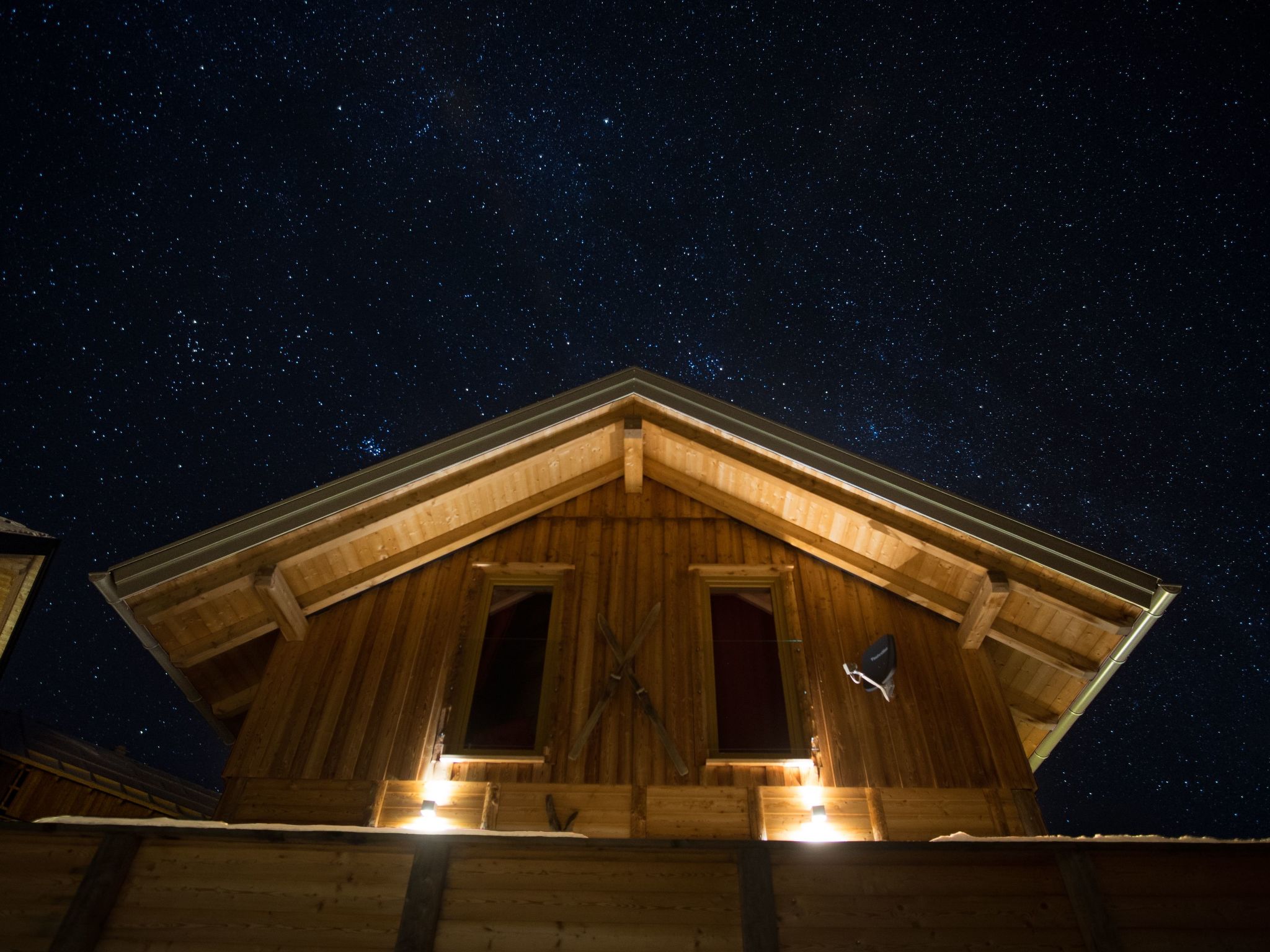 Gemütliche Bergehütte für acht Personen mit Outdoor-Badefass und Sauna - Buiten