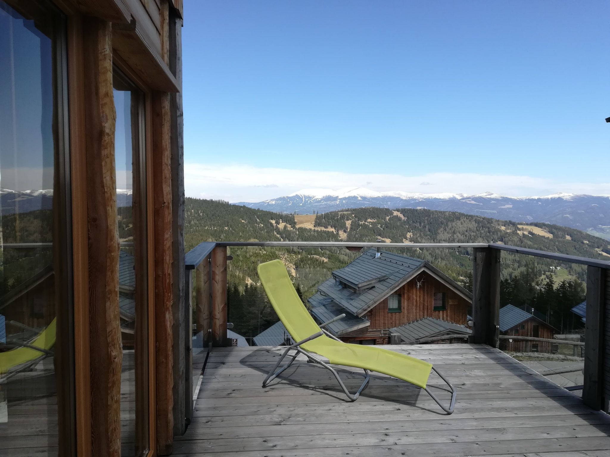 Gemütliche Bergehütte für acht Personen mit Outdoor-Badefass und Sauna - Buiten
