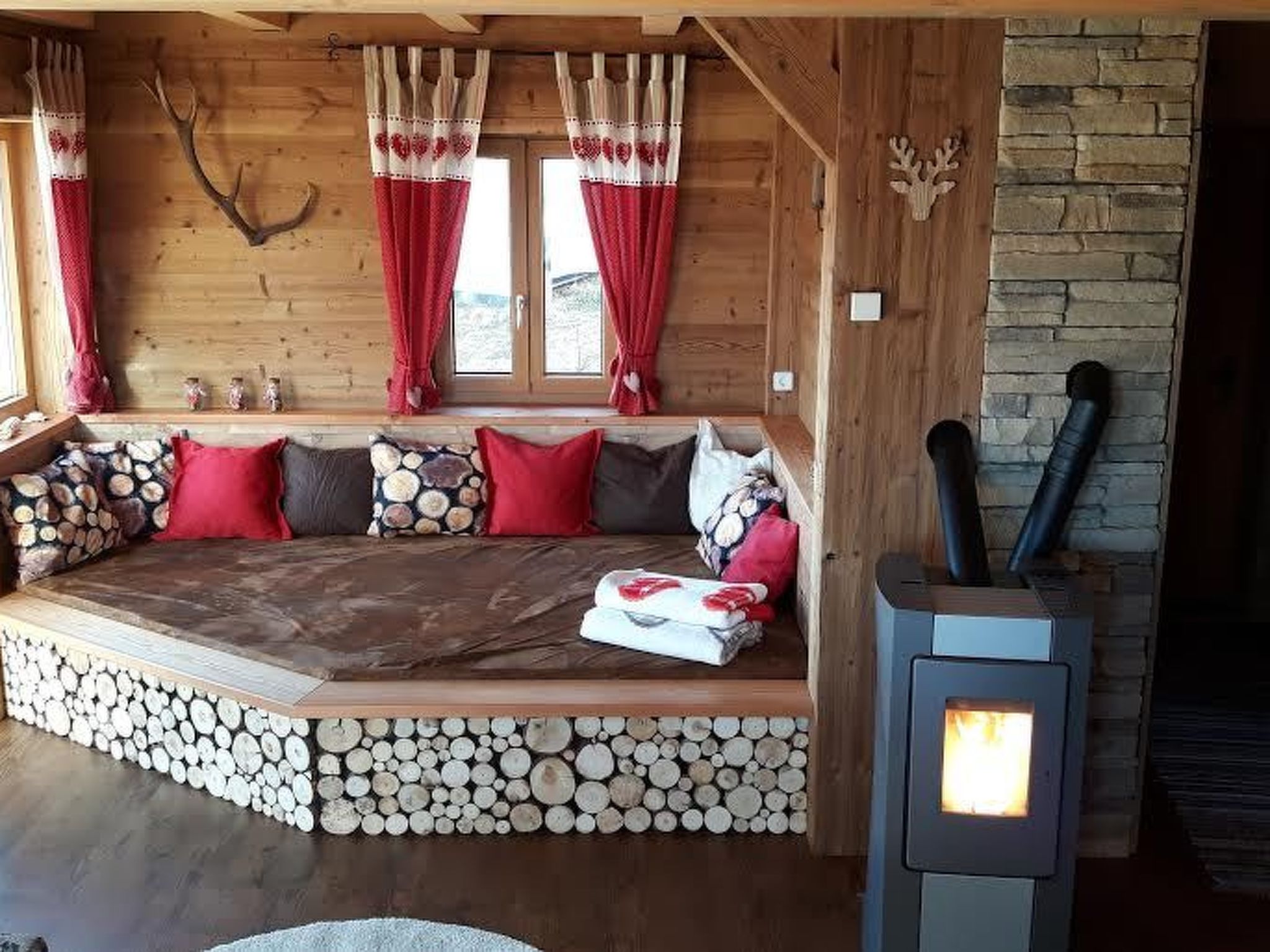 Gemütliche Bergehütte für acht Personen mit Outdoor-Badefass und Sauna