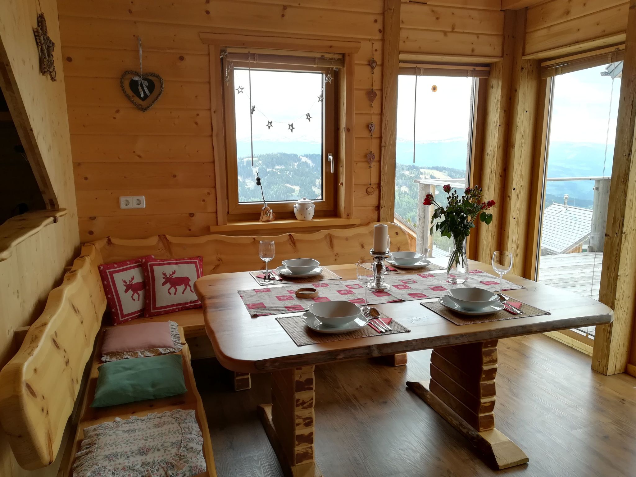 Gemütliche Bergehütte für acht Personen mit Outdoor-Badefass und Sauna - Binnen