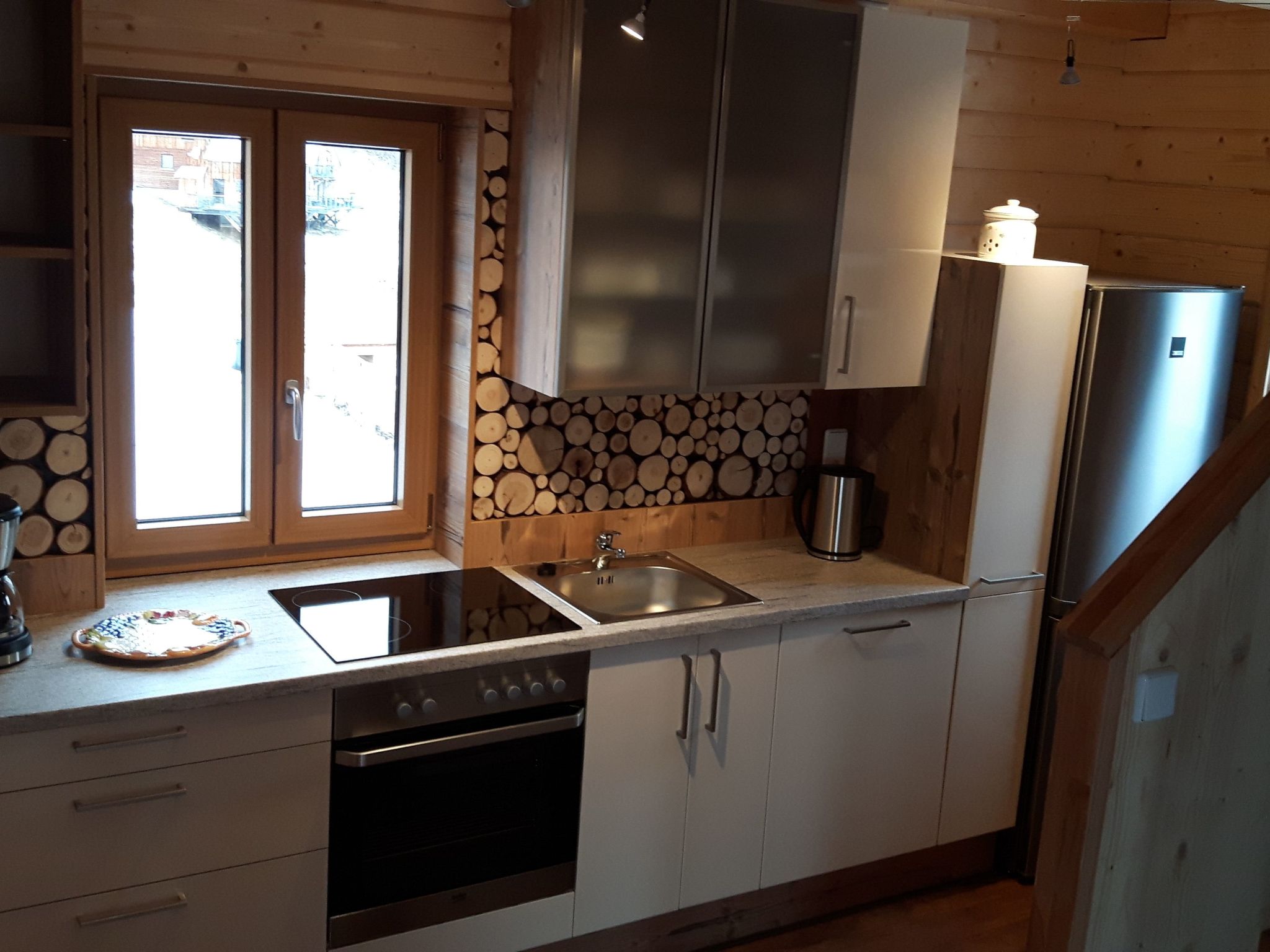 Gemütliche Bergehütte für acht Personen mit Outdoor-Badefass und Sauna - Binnen