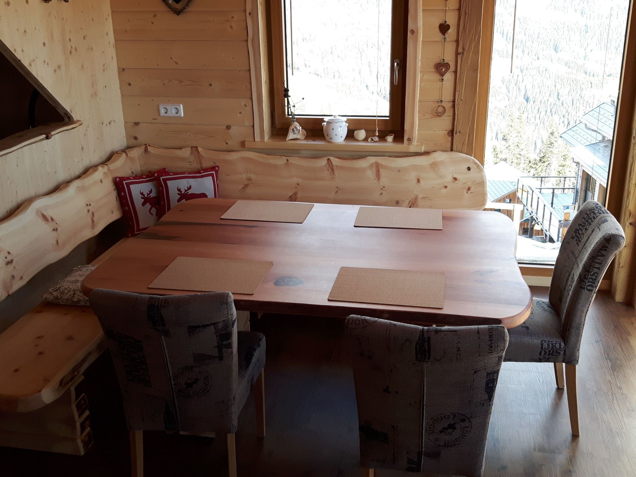 Gemütliche Bergehütte für acht Personen mit Outdoor-Badefass und Sauna - Binnen