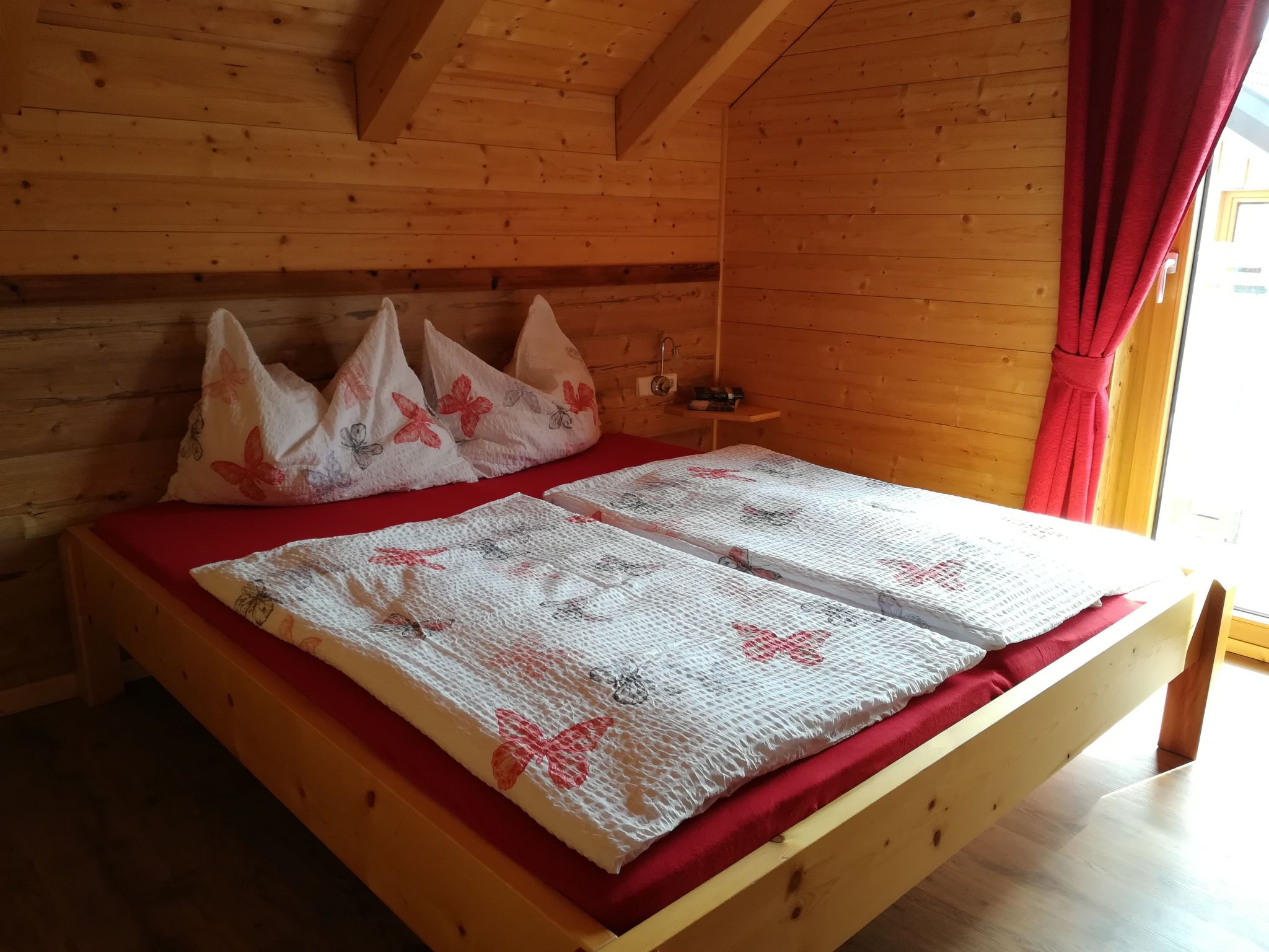 Gemütliche Bergehütte für acht Personen mit Outdoor-Badefass und Sauna