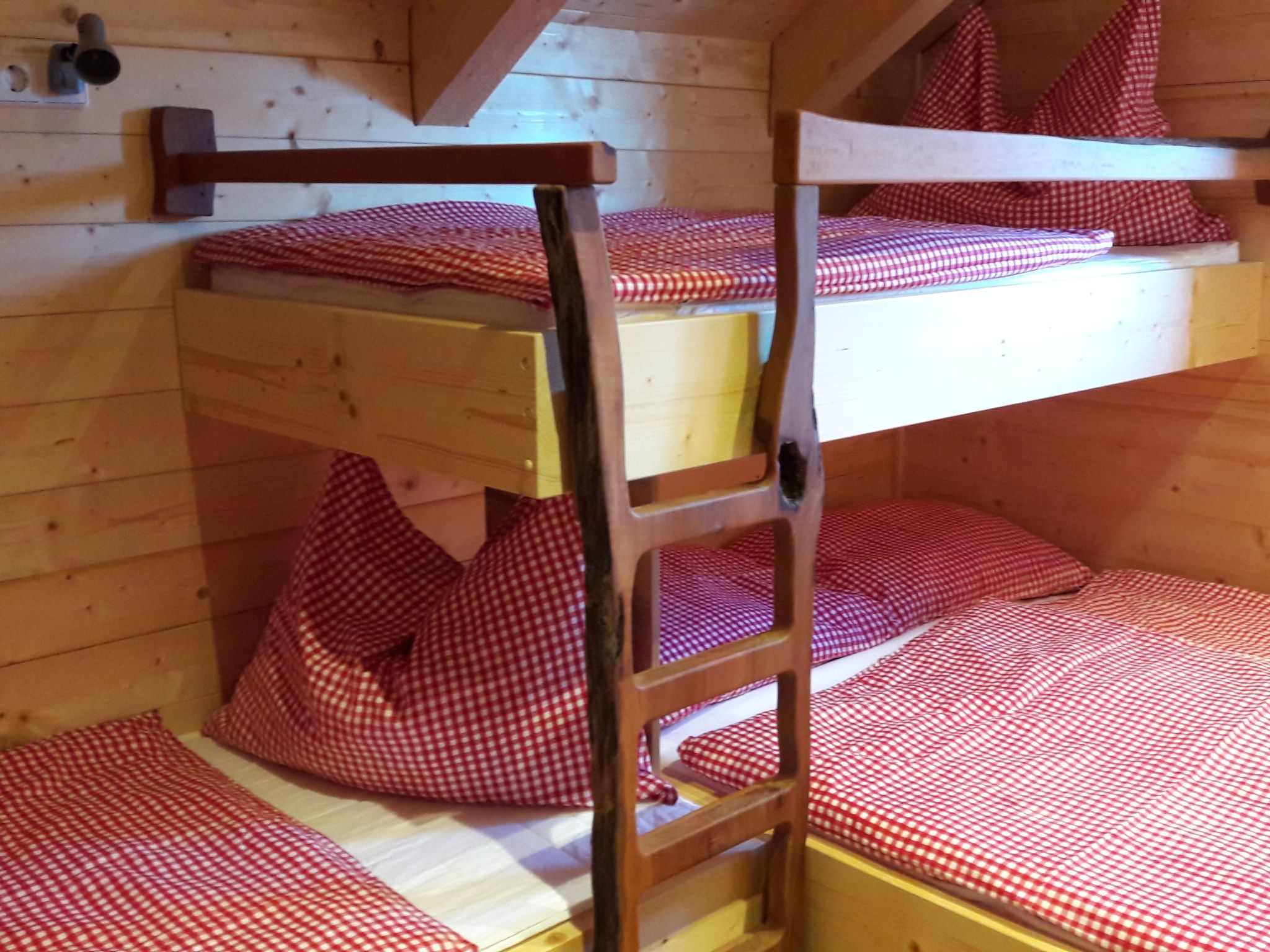 Gemütliche Bergehütte für acht Personen mit Outdoor-Badefass und Sauna - Binnen