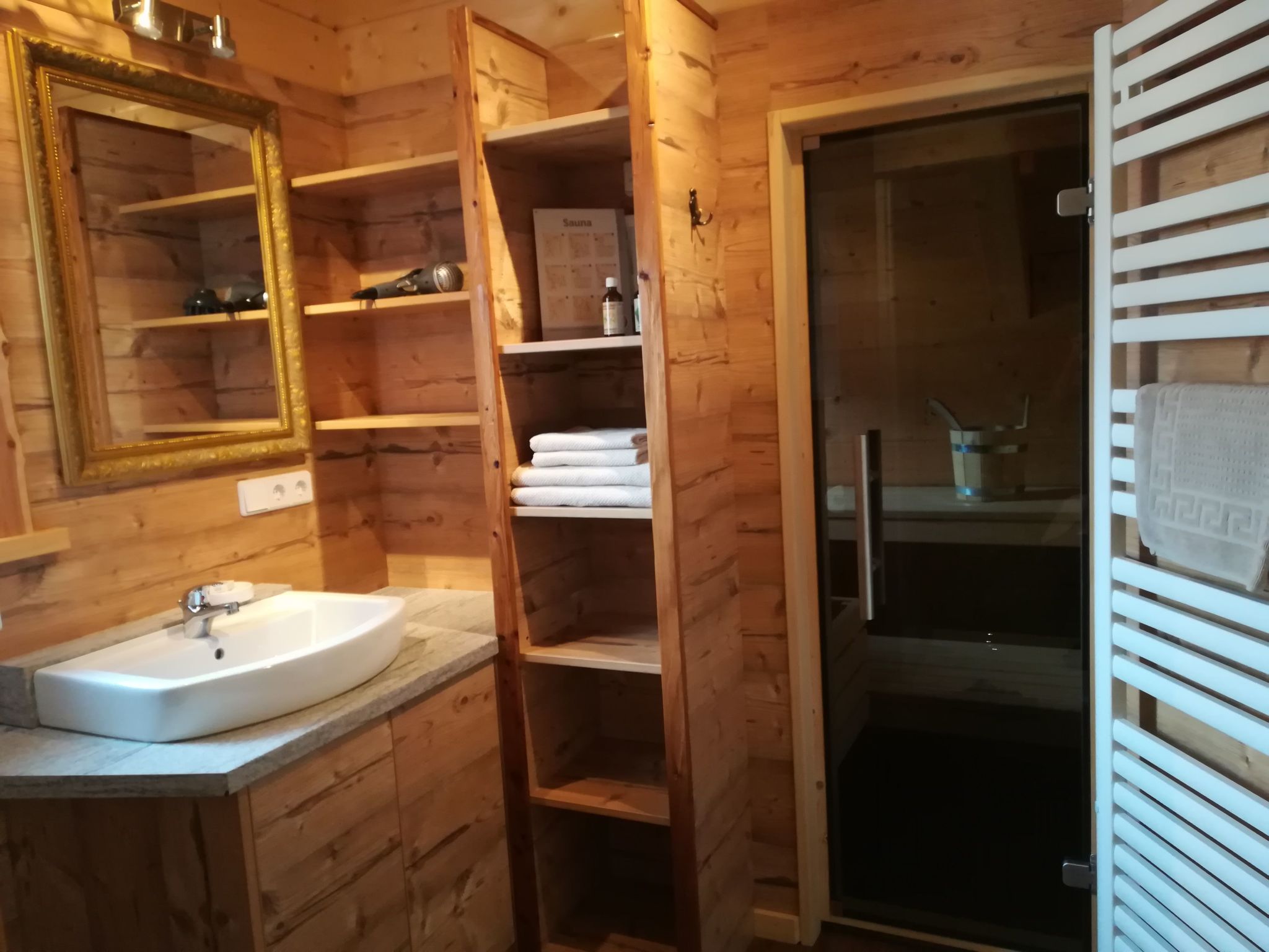 Gemütliche Bergehütte für acht Personen mit Outdoor-Badefass und Sauna - Binnen