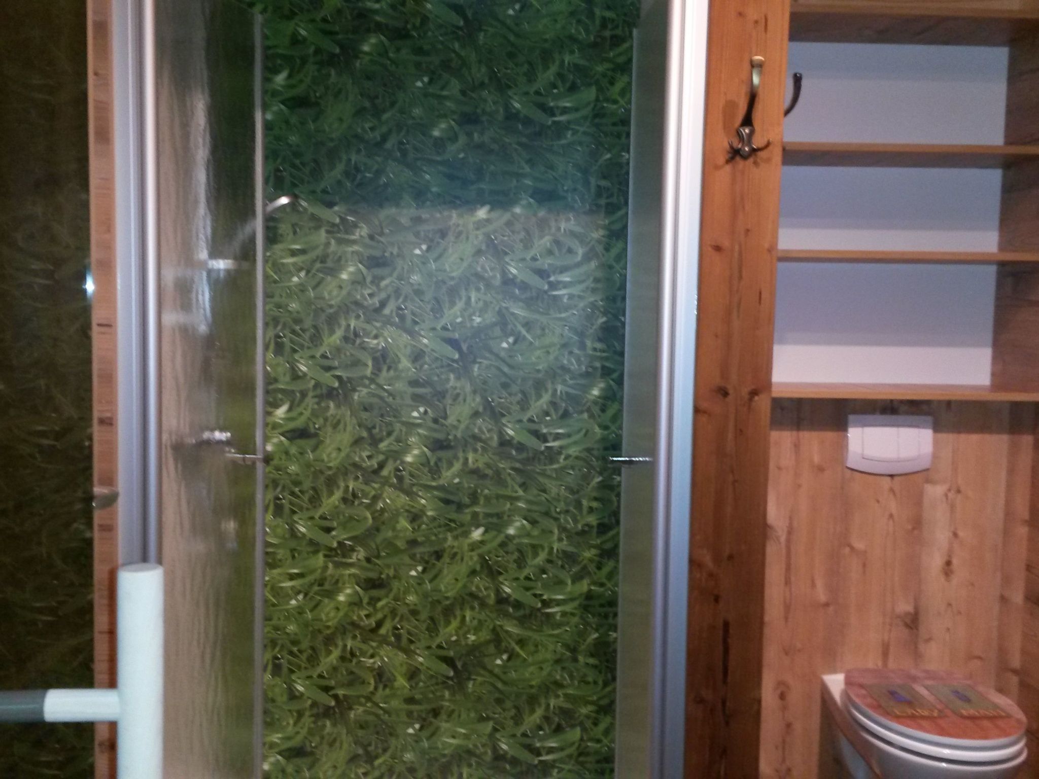 Gemütliche Bergehütte für acht Personen mit Outdoor-Badefass und Sauna - Binnen