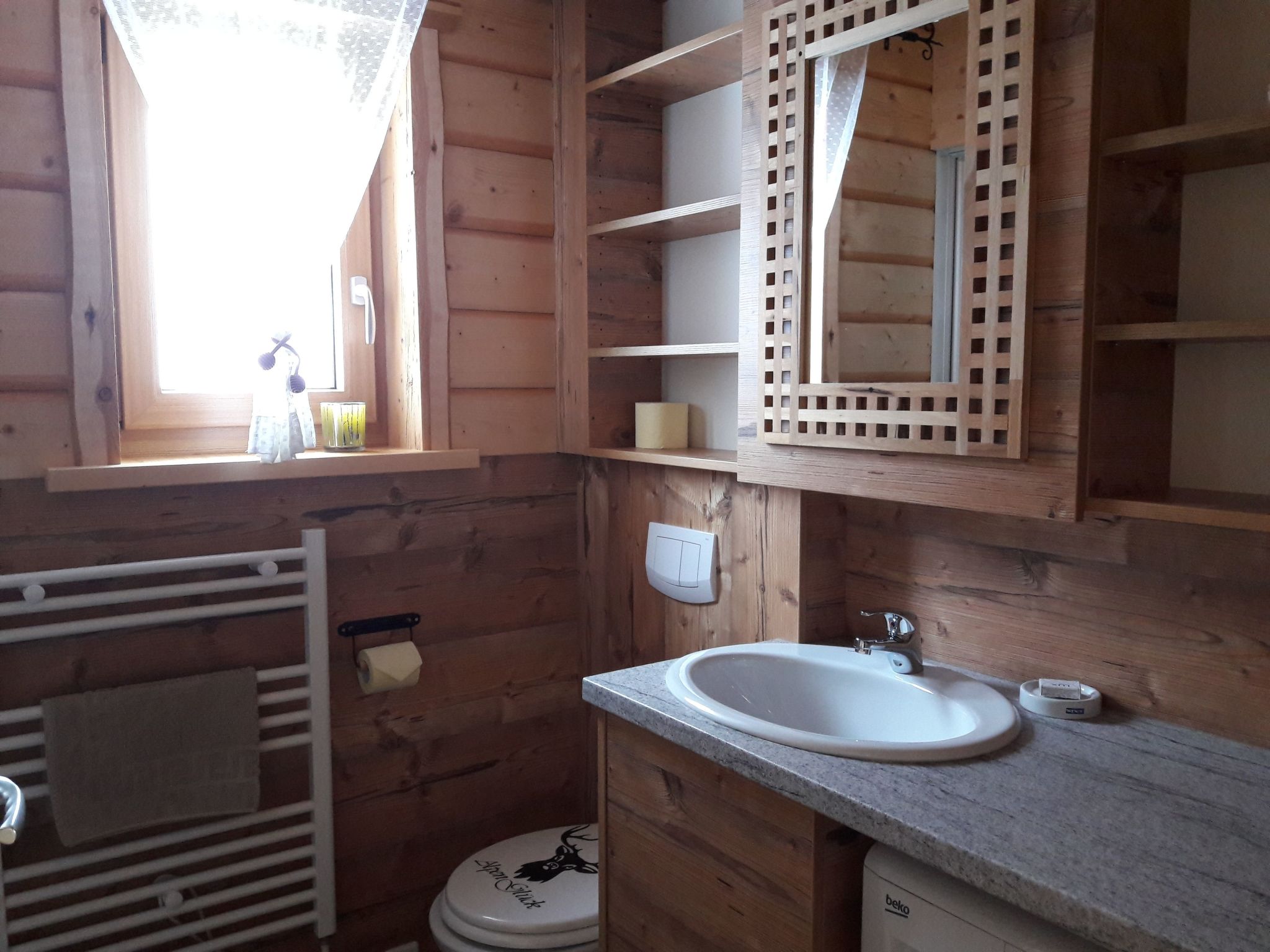 Gemütliche Bergehütte für acht Personen mit Outdoor-Badefass und Sauna - Binnen