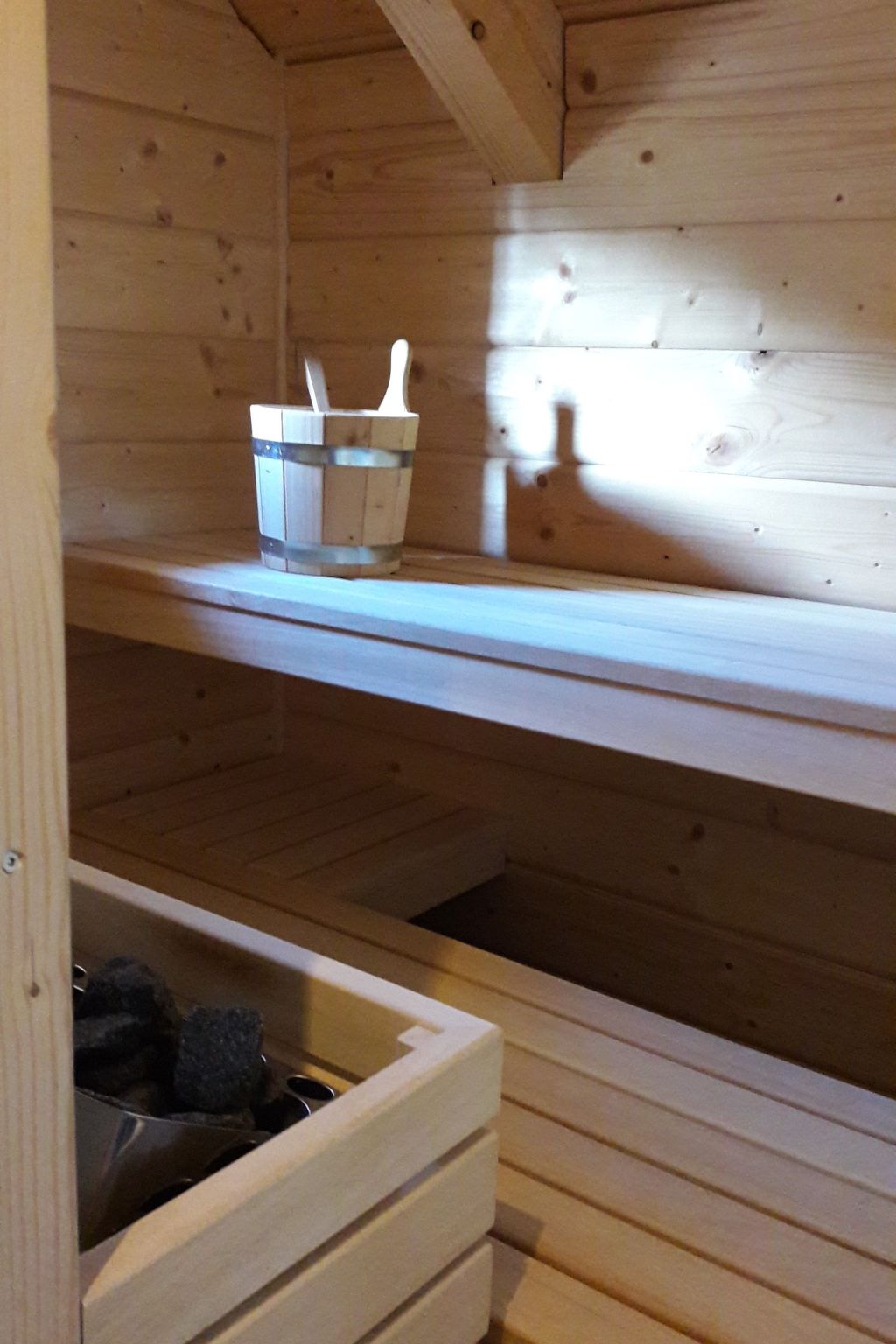 Gemütliche Bergehütte für acht Personen mit Outdoor-Badefass und Sauna - Binnen
