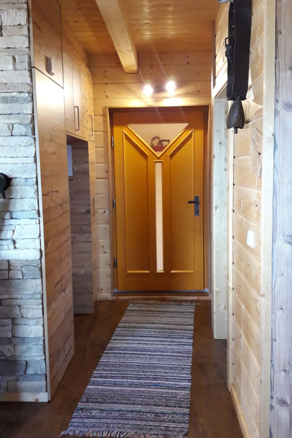 Gemütliche Bergehütte für acht Personen mit Outdoor-Badefass und Sauna - Binnen