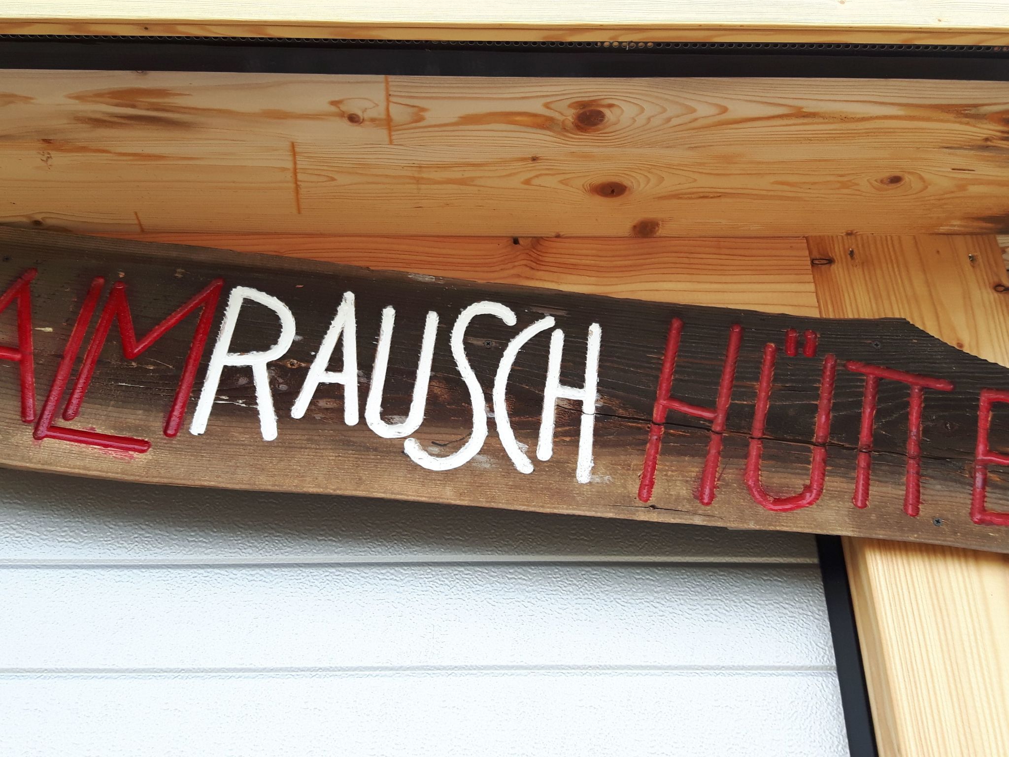 Gemütliche Bergehütte für acht Personen mit Outdoor-Badefass und Sauna - Buiten