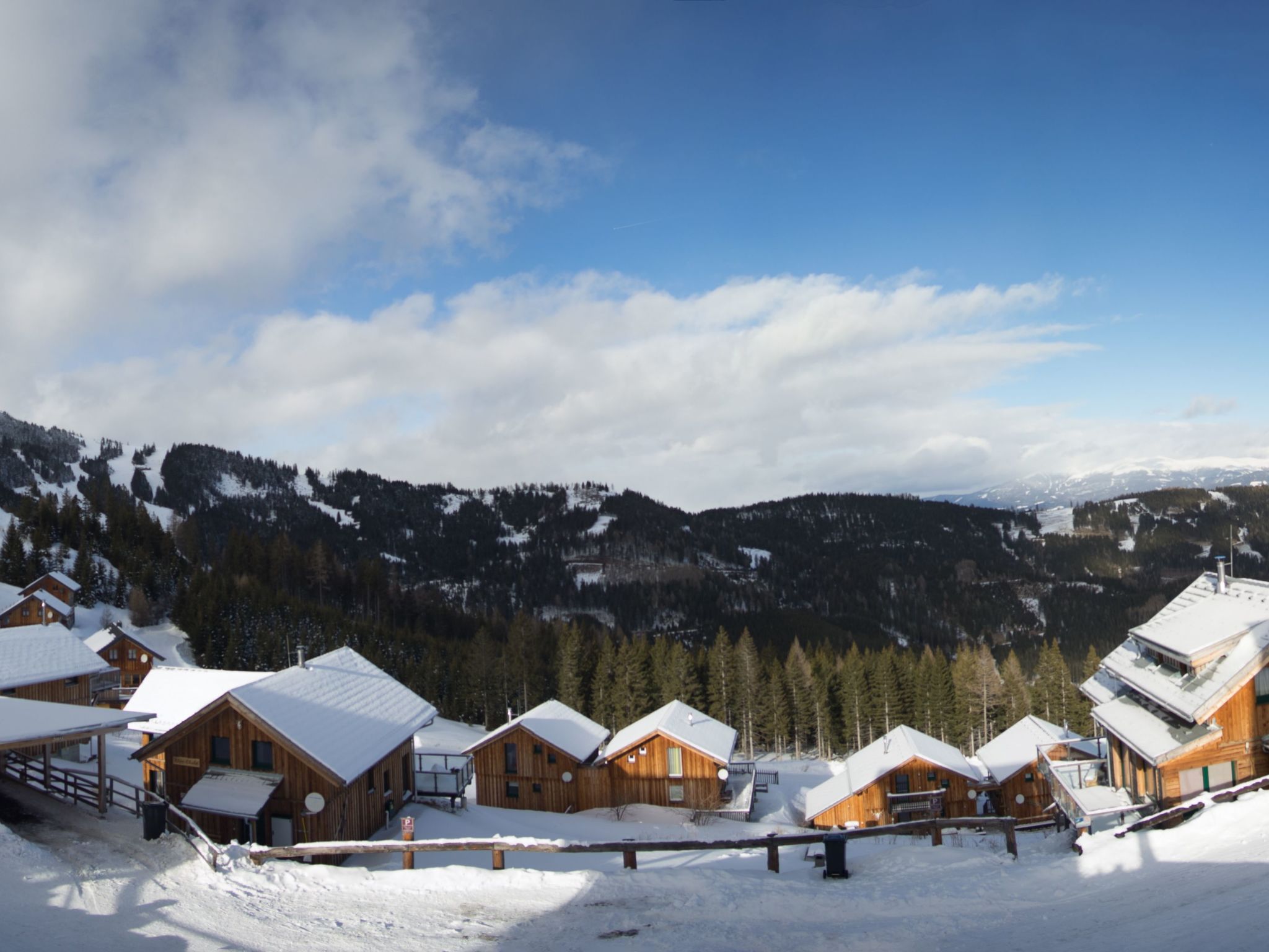 Gemütliche Bergehütte für acht Personen mit Outdoor-Badefass und Sauna - Buiten