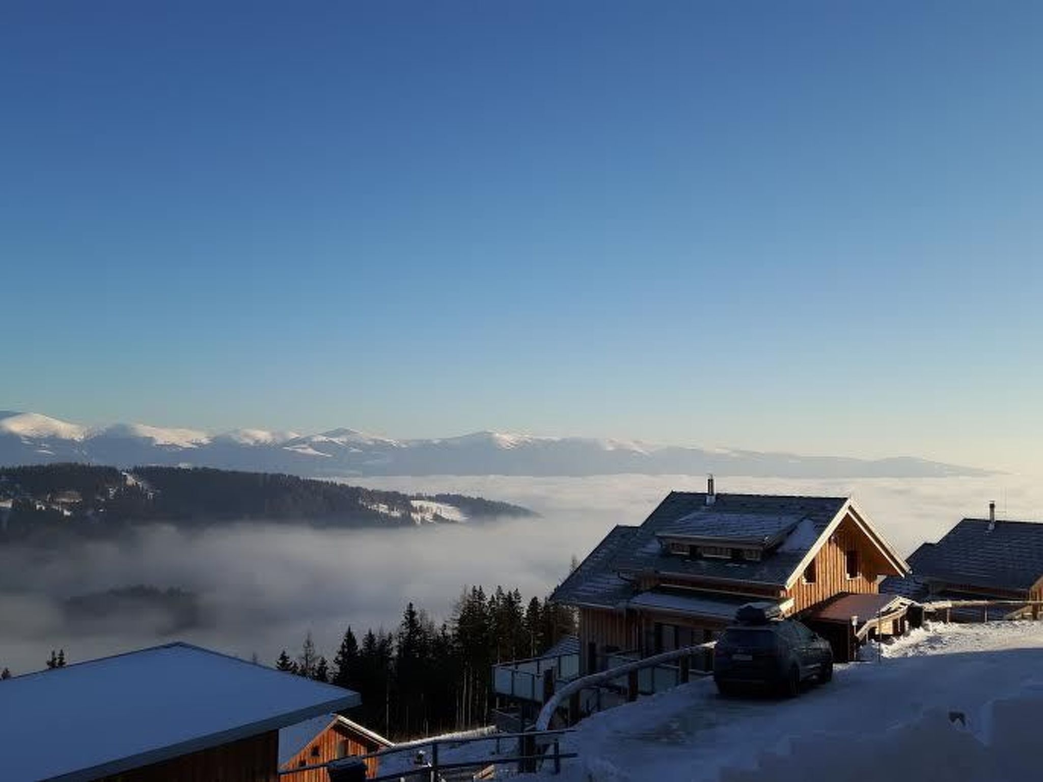 Gemütliche Bergehütte für acht Personen mit Outdoor-Badefass und Sauna - Buiten
