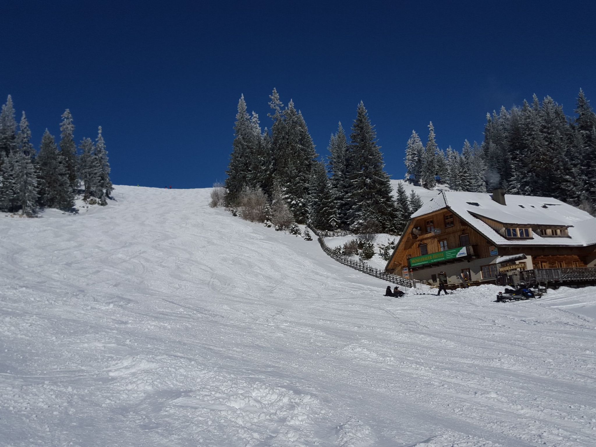 Gemütliche Bergehütte für acht Personen mit Outdoor-Badefass und Sauna - Buiten