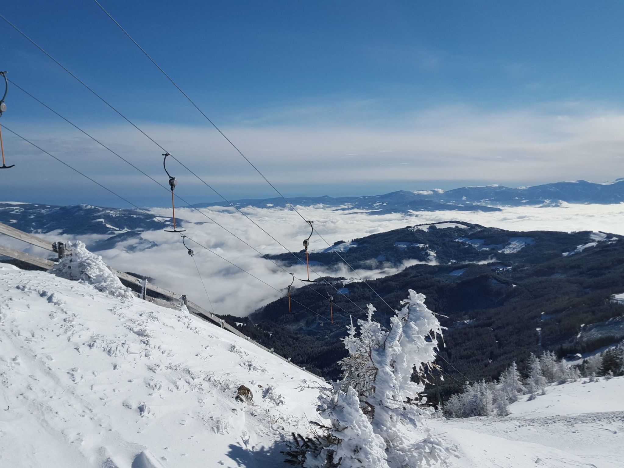 Gemütliche Bergehütte für acht Personen mit Outdoor-Badefass und Sauna - Buiten