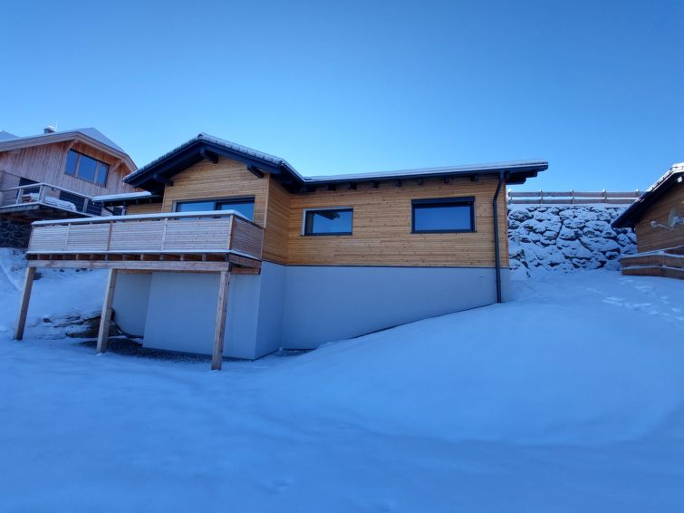 Chalet 4-kamers 100 m2. Het objekt is geschikt voor 6 volwassenen. Ruim en licht, modern en smaakvol ingericht: hal met aparte WC. Groot, open woon-/eetkamer met internationale TV-zenders. Uitgang naa..