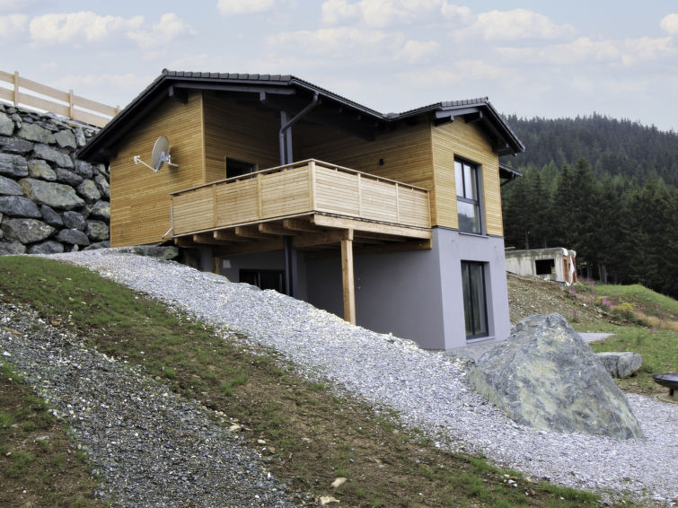 Chalet 4-kamers 120 m2 op 2 verdiepingen. Het objekt is geschikt voor 6 volwassenen. Ruim, modern en met veel hout ingericht: hal. Woonkamer met open haard, Sat-TV, internationale TV-zenders en Flatsc..