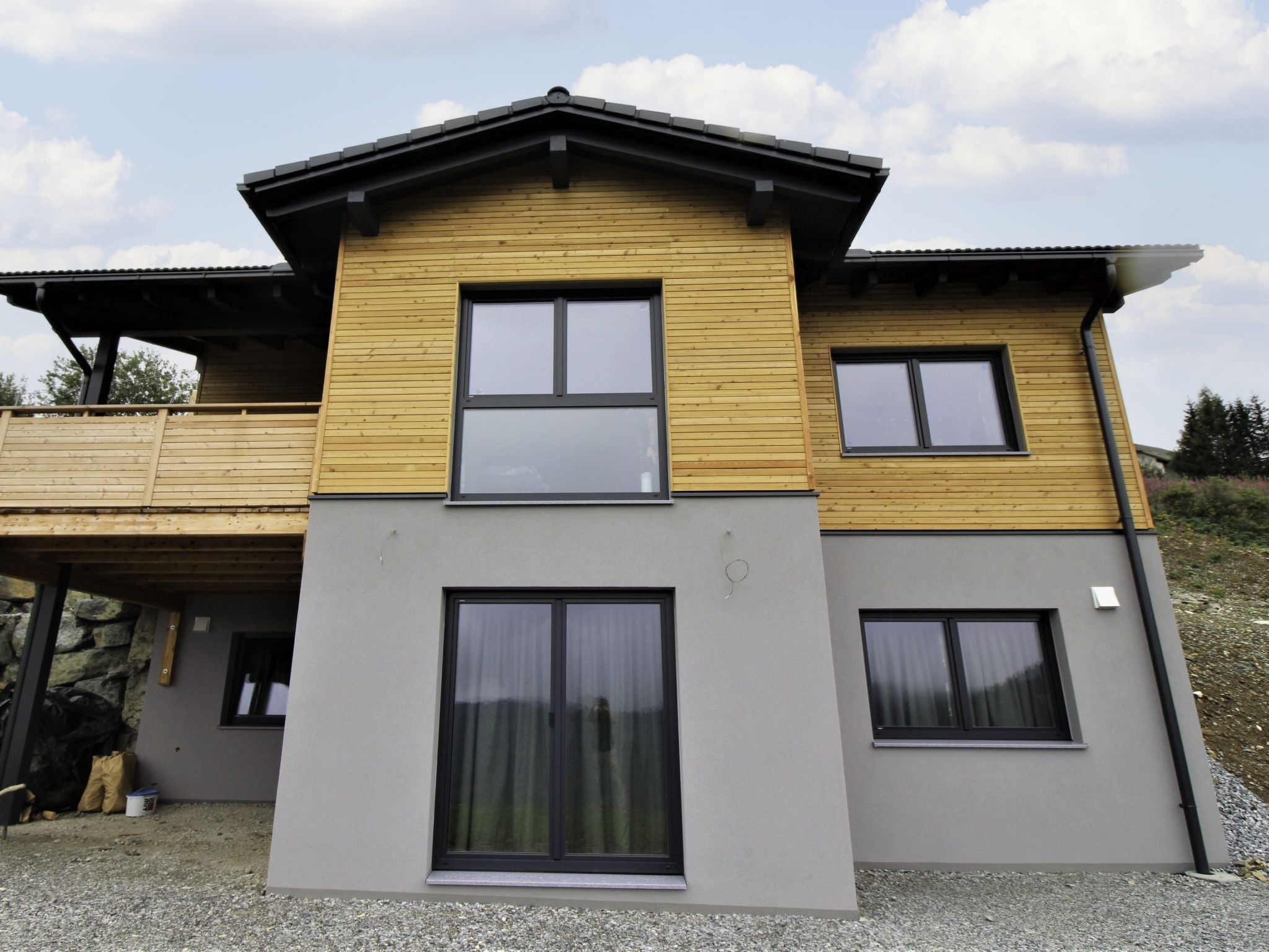 4-room chalet 120 m2 on 2 levels. Object suitable for 6 adults. Spacious, modern and wooden furniture furnishings: entrance hall. Living room with open-hearth fireplace, satellite TV, international TV..