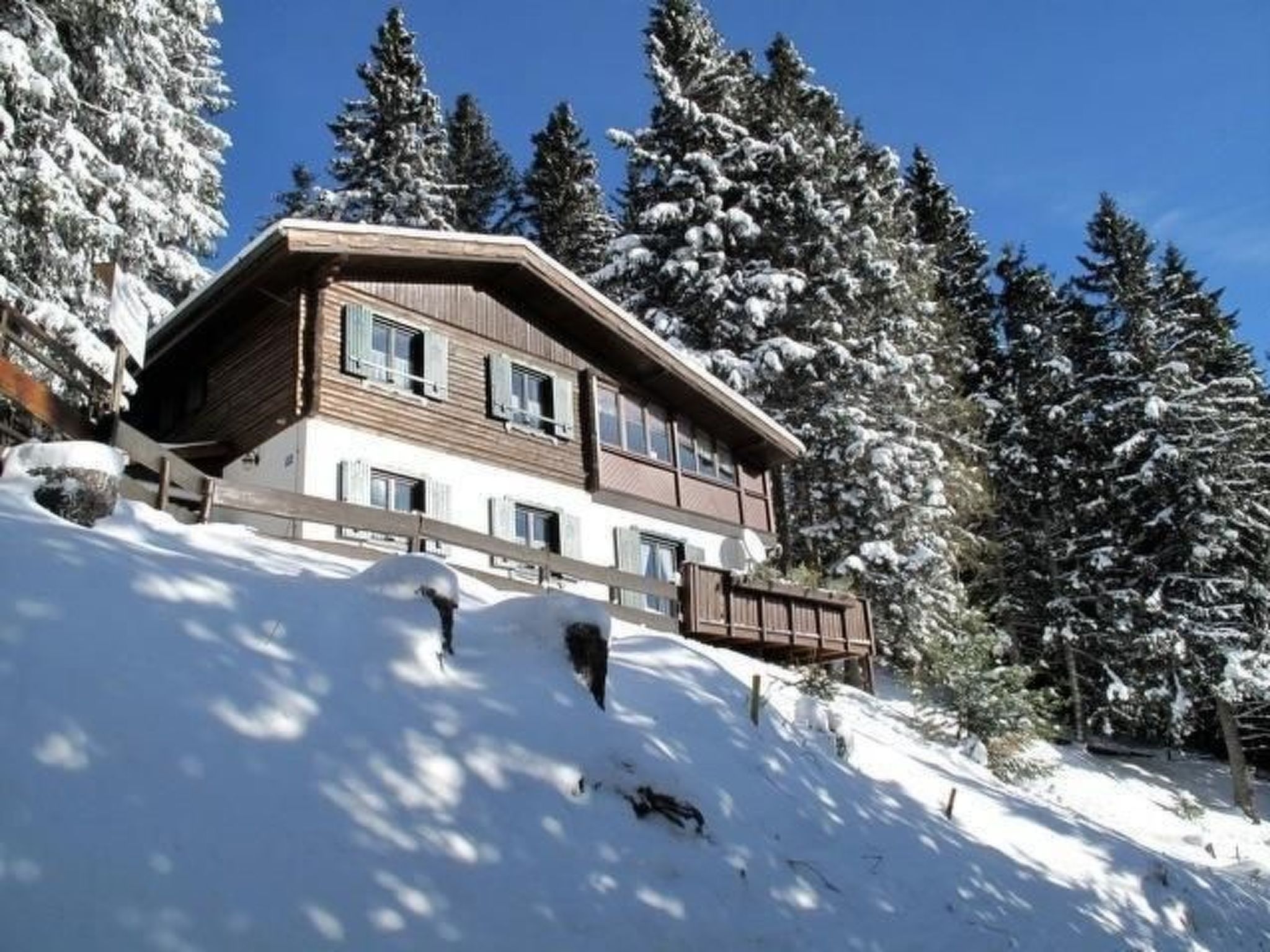 Maximaal 2 huisdieren/honden toegestaan. Enjoy a great holiday in this beautifully situated alpine hut. Right here - where you have the feeling that heaven and earth are touching - lies this self-cate..