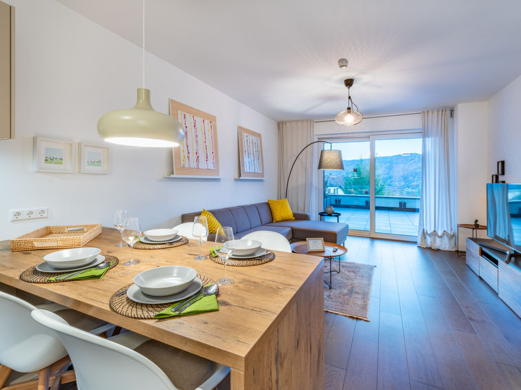 "Seetraum alpe maritima Ski & See Top 3", 2-room apartment 56 m2, on the upper ground floor. Bright, very modern and tasteful furnishings: entrance hall. Living/dining room with dining table and satel..