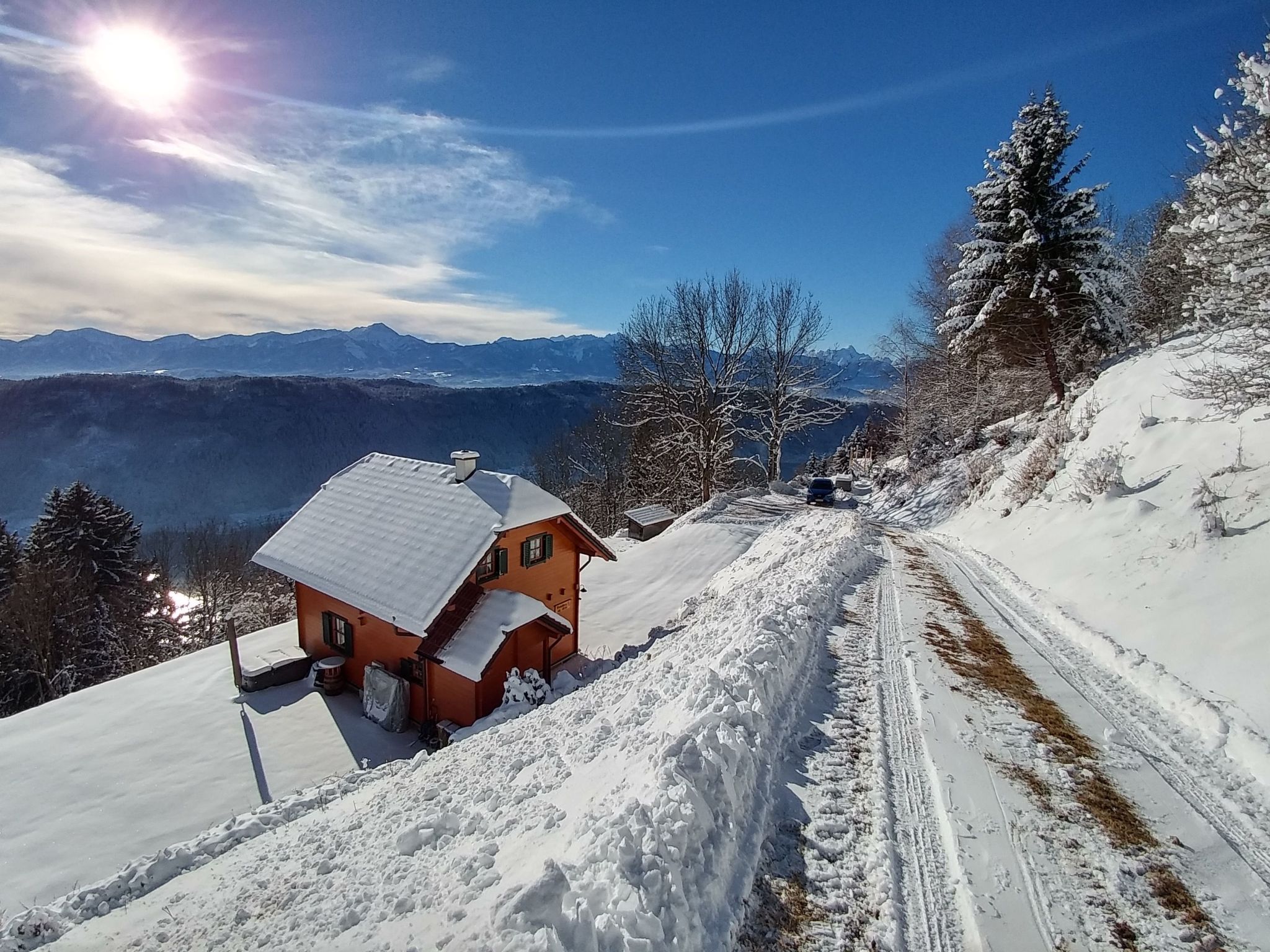 Besuchen Sie das Almchalet Orter auf 1.000 m Seehöhe und verbringen Sie Ihren wohlverdienten Urlaub in einer unvergleichbaren Landschaft. Auf 5 ha Grundstücksfläche genießen Sie den ungestörten A..