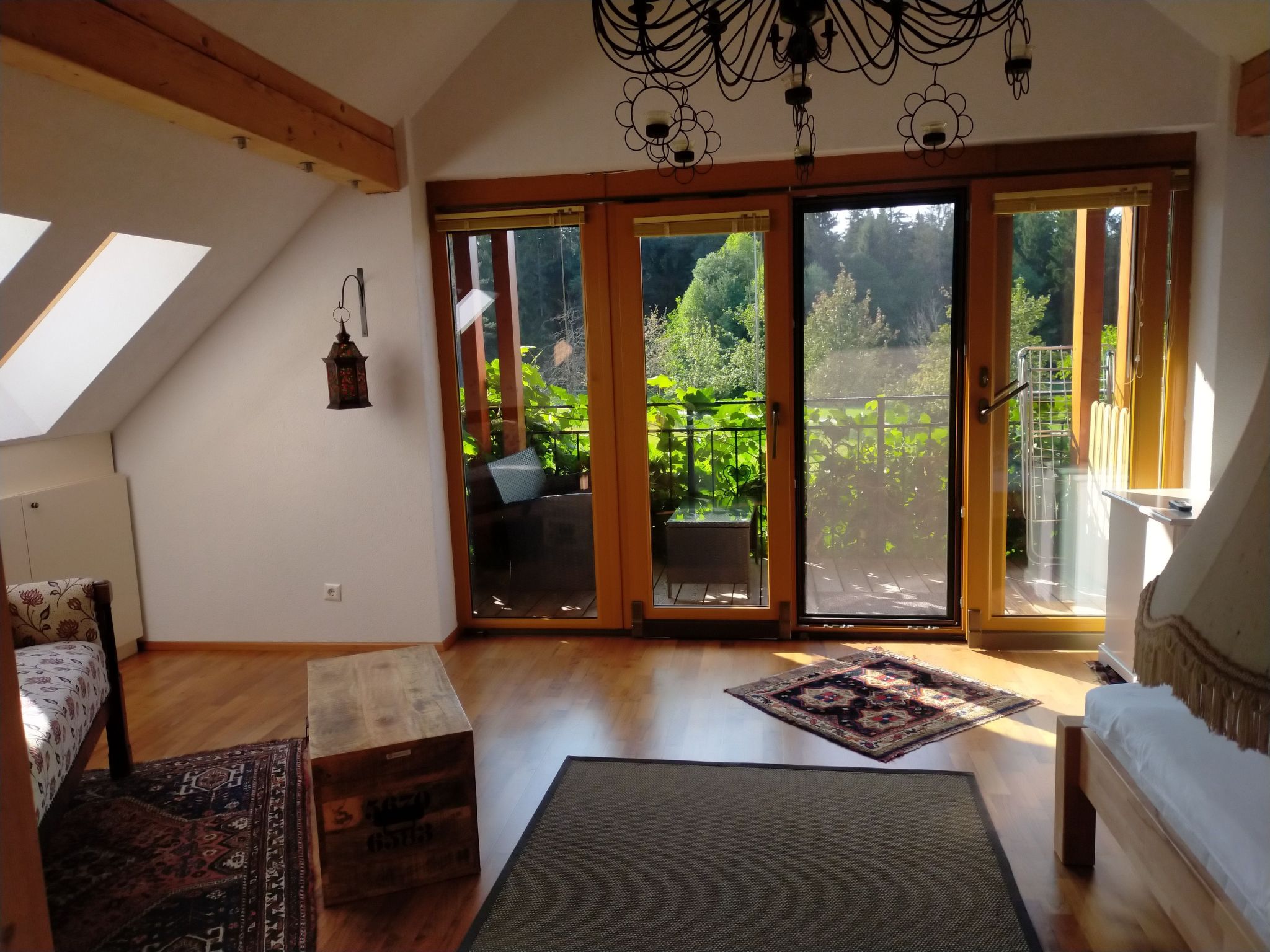 The holiday flat is in a very natural location with a balcony and a view to the west (meadows and forest).
Schiefling borders on Lake Wörthersee, but is also part of the so-called Keutschacher Seenta..